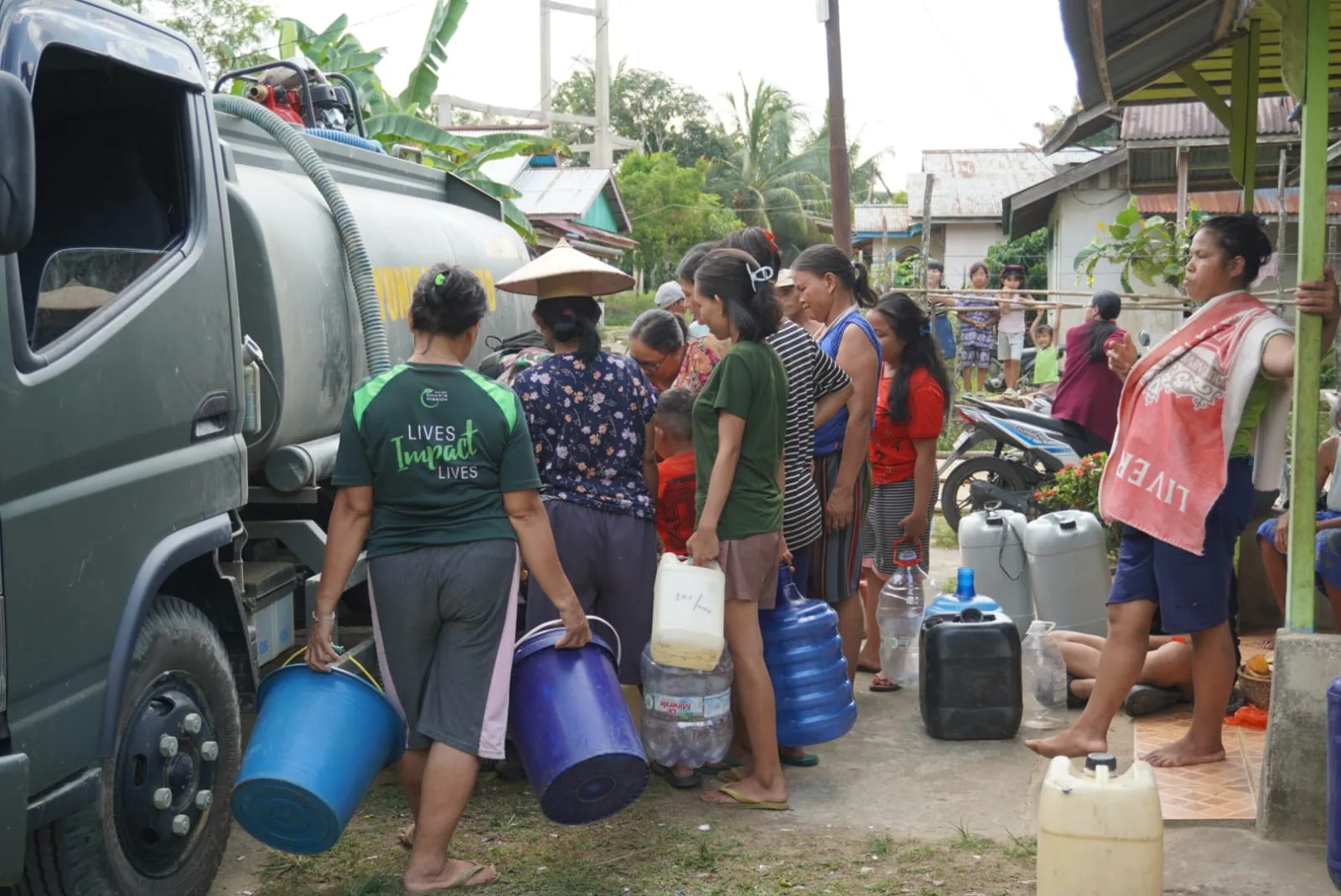 Atasi Dampak Kekeringan, Kodam XII/Tpr Salurkan Bantuan Air Bersih Masif di Kalbar