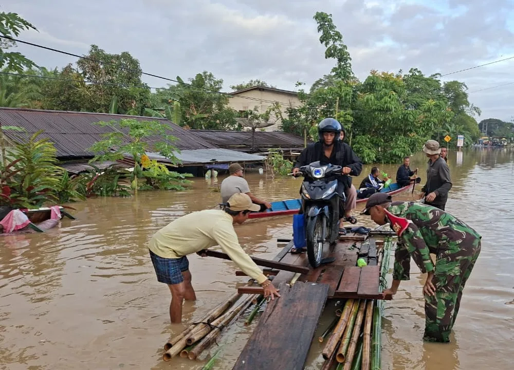 Curah Hujan Tinggi, Banjir Rendam Beberapa Wilayah Sanggau, Kodim 1204/Sgu Terjunkan Personel