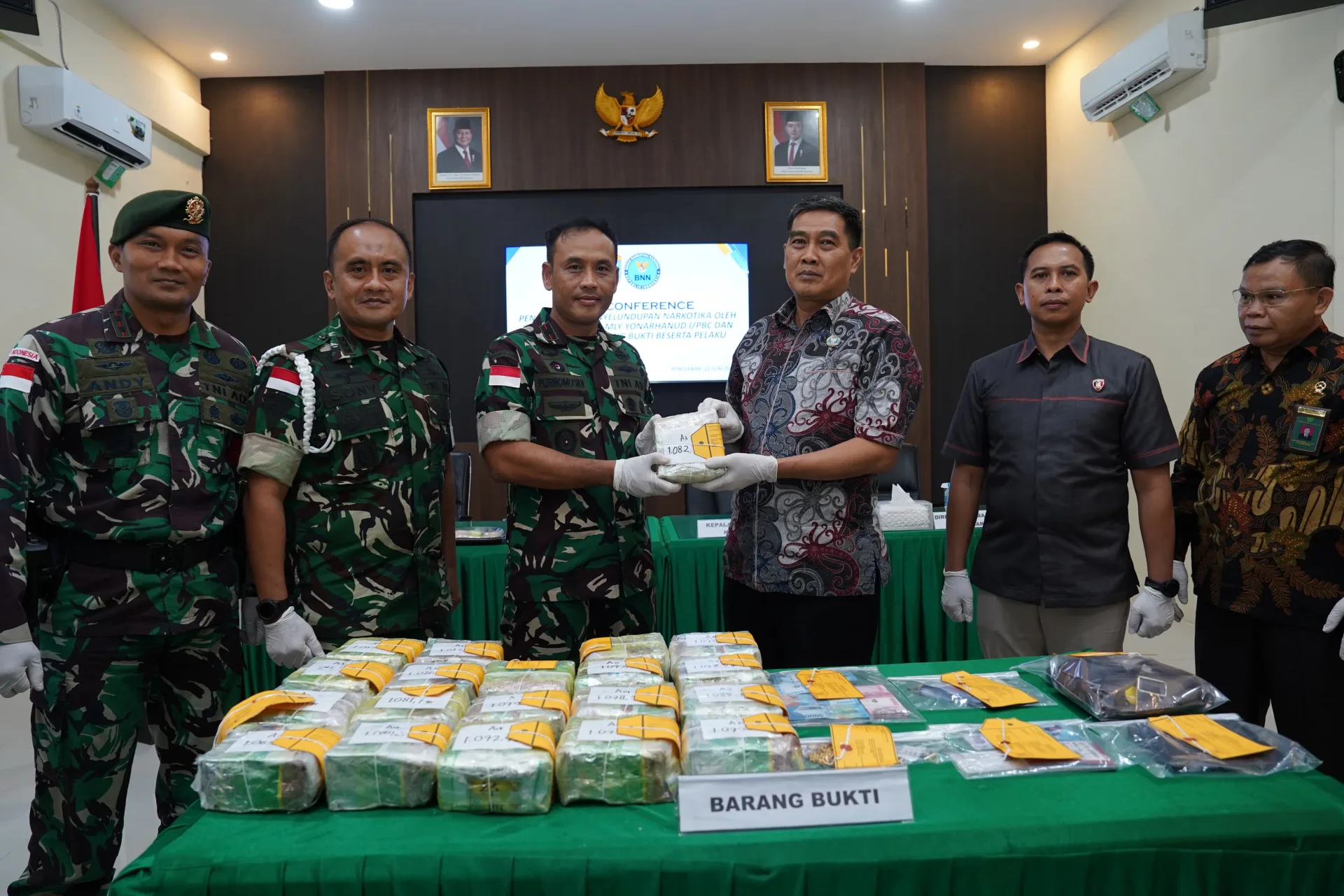 Gagalkan Peredaran Narkoba Skala Besar, Kodam XII/Tpr Amankan 21,4 Kg Sabu dan Serahkan WNA Malaysia ke BNNP Kalbar.
