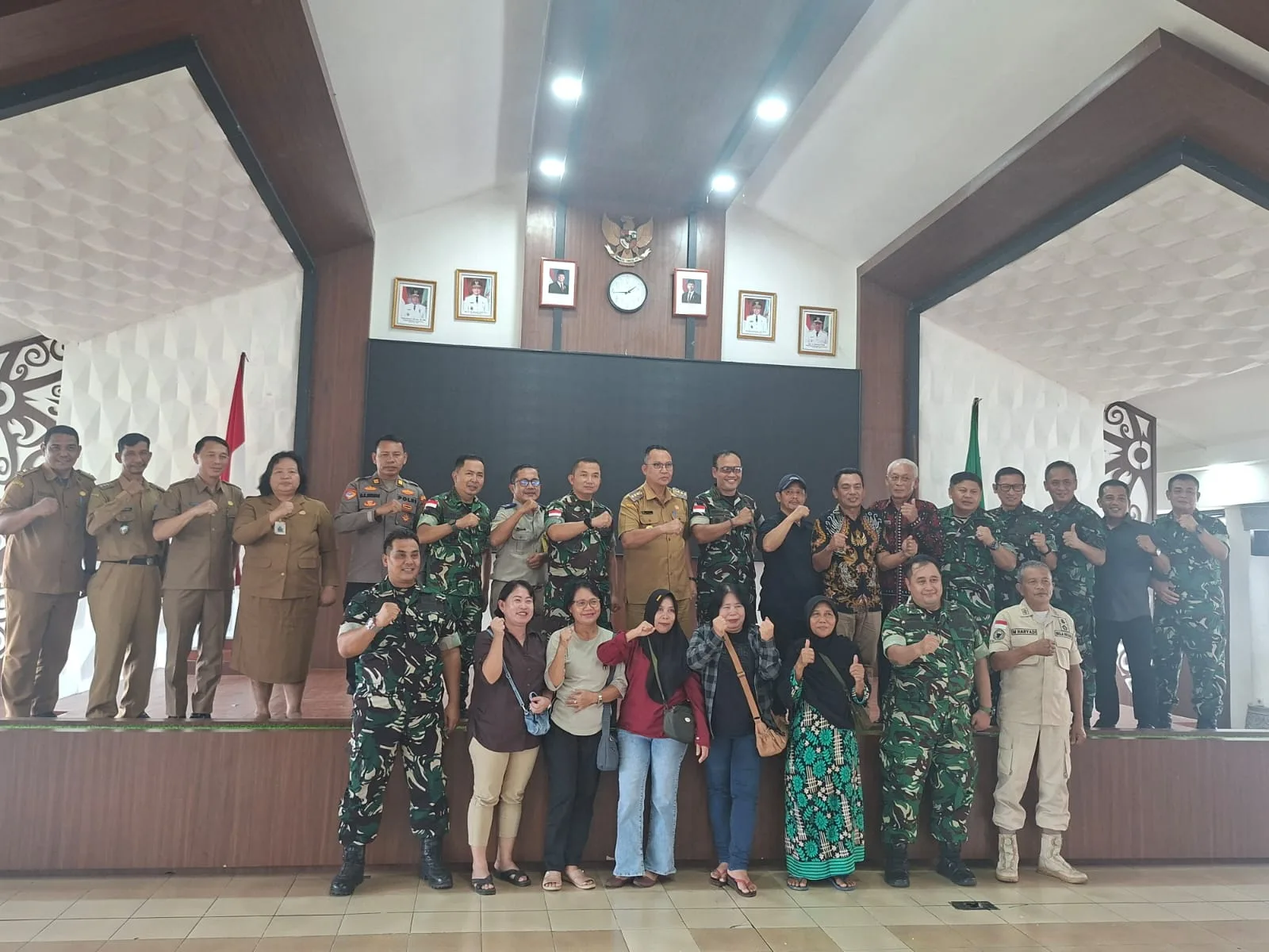 Kedepankan Pendekatan Humanis, Danrem 121/Abw Pimpin Mediasi Penyelesaian Aset Lahan TNI AD di Pasar Sanggau Ledo
