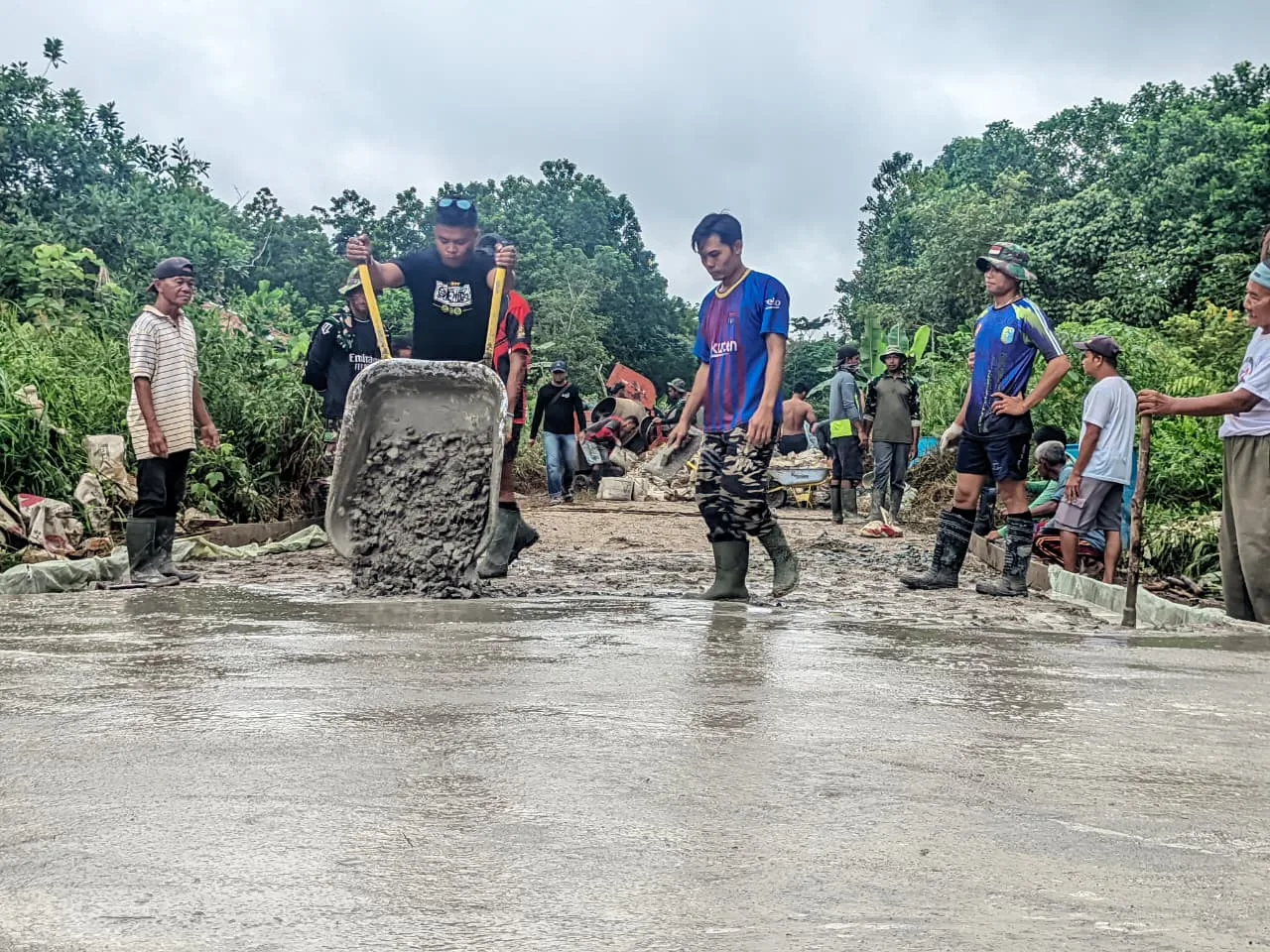 Keringat Puasa Jadi Ibadah: Guyub Rukun Satgas TMMD Kodim 1205/Sintang dan Warga Kebut Pembangunan Jalan Desa