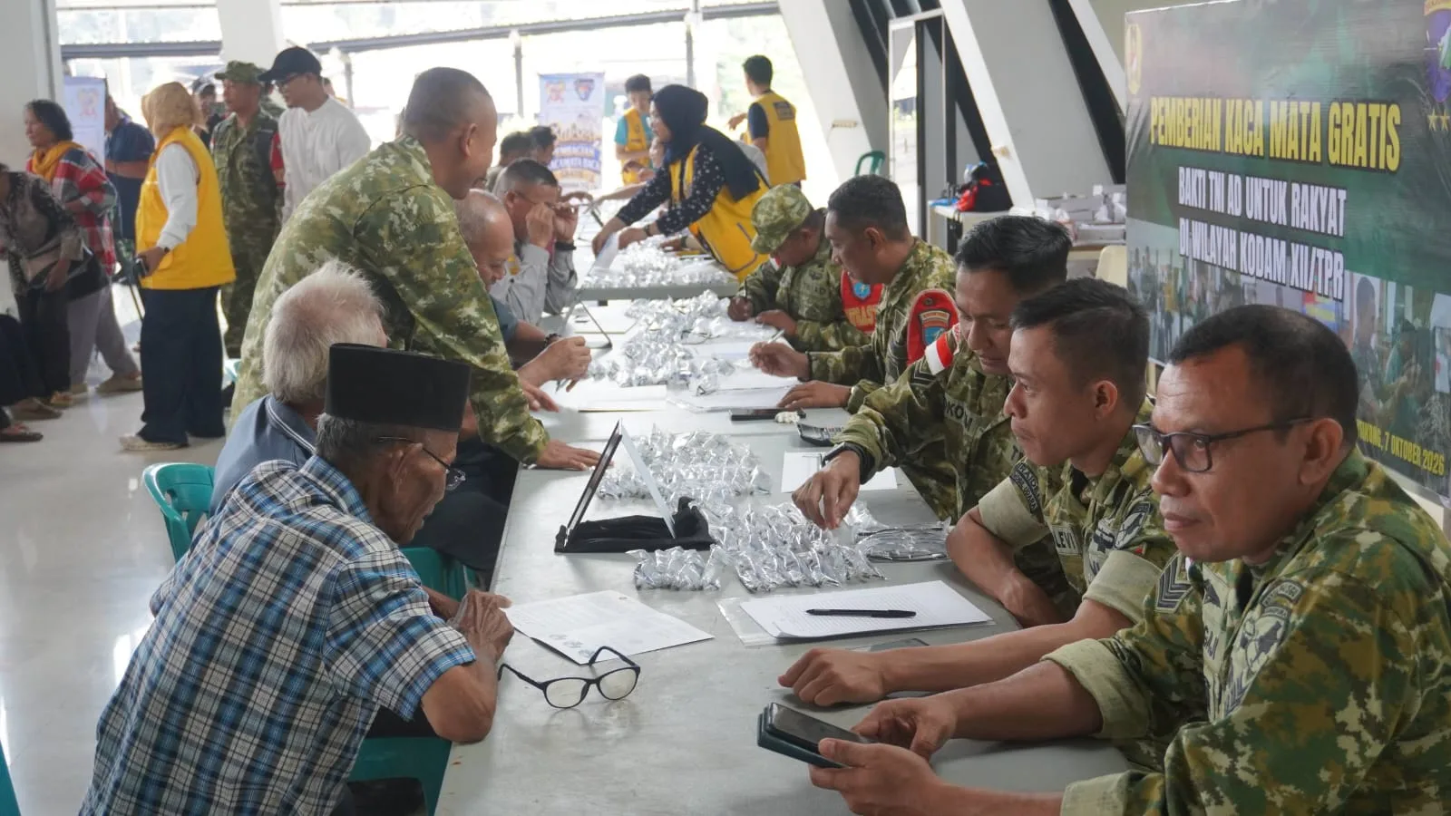 Kodam XII/Tpr Bagikan 1.000 Kacamata Gratis untuk Warga Perbatasan di Entikong
