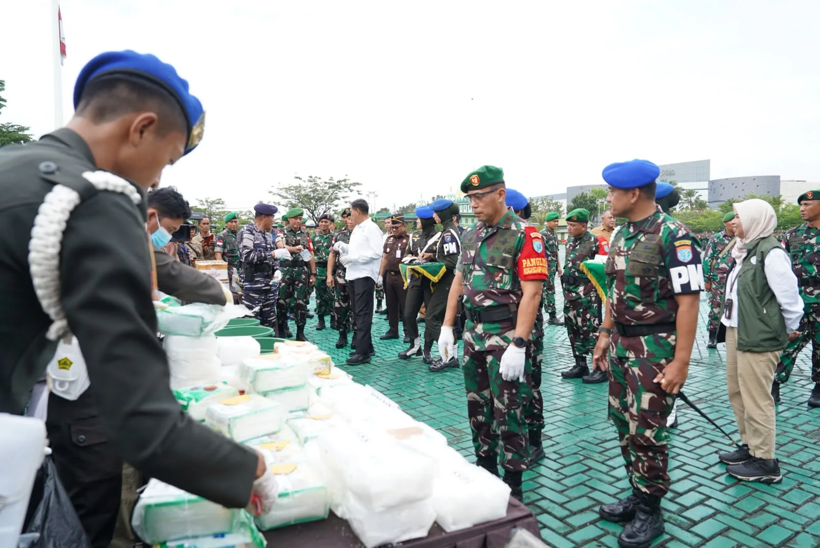 Pangdam XII/Tpr Pimpin Pelepasan Purna Tugas Satgas Pamtas RI-Malaysia dan Pemusnahan Barang Bukti Ilegal