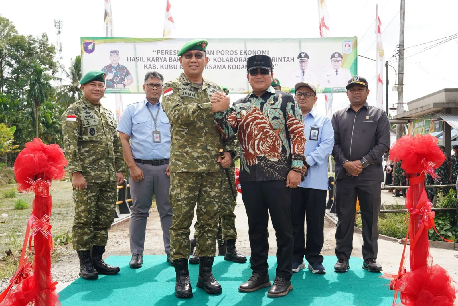 Pangdam XII/Tpr Resmikan Jalan Poros Ekonomi, Wujud Nyata Sinergi TNI-Rakyat Bangun Daerah