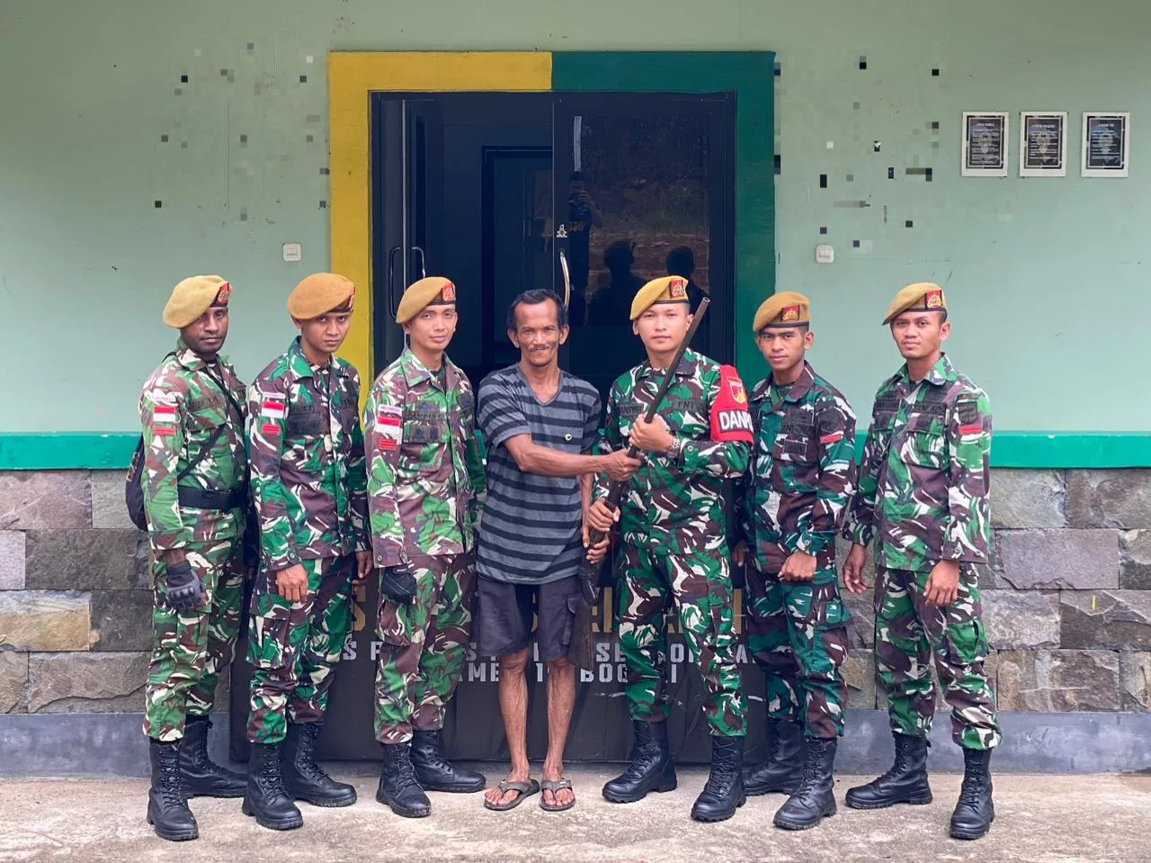 Pendekatan Humanis Berbuah Kepercayaan: Warga Perbatasan Sukarela Serahkan Senjata Api Rakitan ke Satgas Yonarmed 19/Bogani