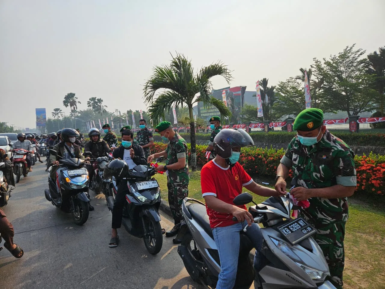 Semarakkan HUT ke-81 RI, Kodam XII/Tpr Bagikan Bendera Merah Putih dan Masker ke Pengguna Jalan