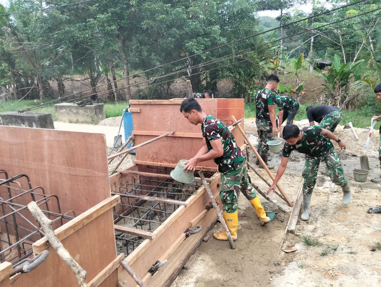 Sinergi Kodim 1209/Bengkayang - Warga Pacu Pembangunan Jembatan Perintis Garuda