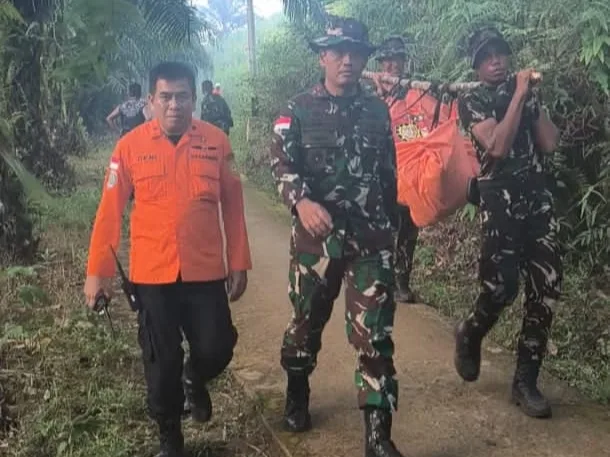 Tembus Medan Ekstrem Bukit Puntak, TNI dan Tim SAR Gabungan Berhasil Evakuasi Korban Helikopter PK-CFX di Sekadau