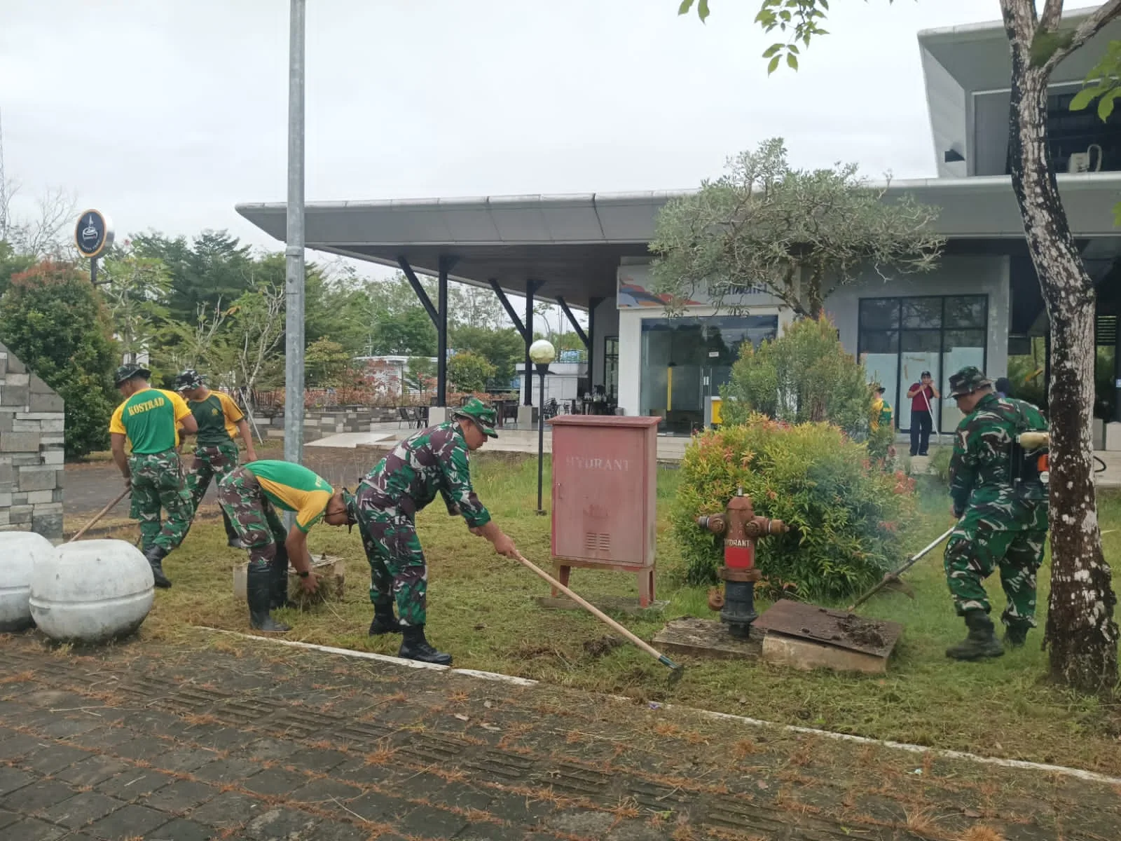 Wajah Baru Beranda NKRI, Koramil Sejangkung Inisiasi Aksi "Serbu" Sampah di Pasar Wisata Aruk