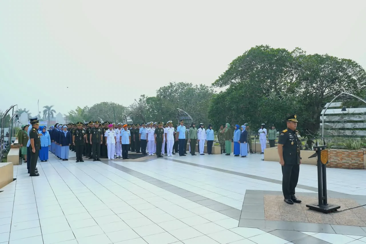 Peringati HUT ke-81 TNI, Kasdam XII/Tpr Pimpin Ziarah di TMP Dharma Patria Jaya