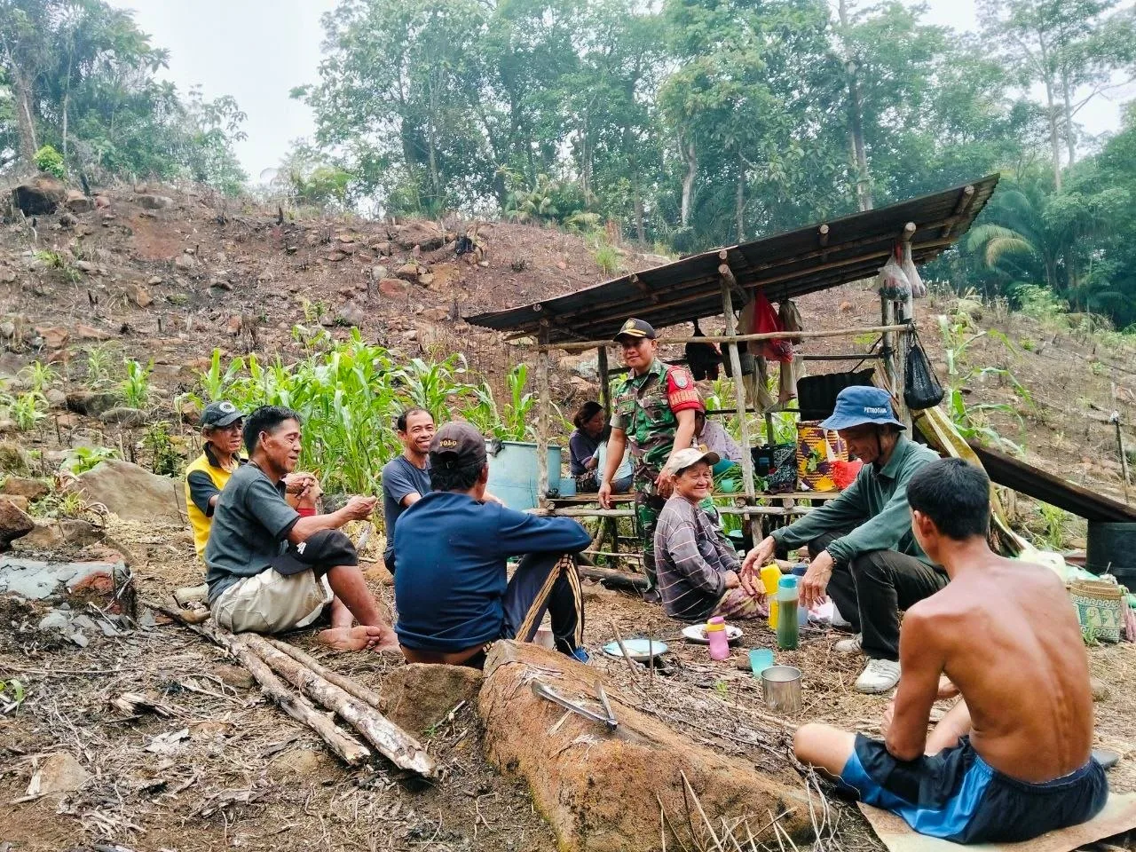 Tegaskan Pentingnya Ekosistem Hutan, Babinsa Kodim 1206/Putussibau Edukasi Warga Desa Sungai Senunuk