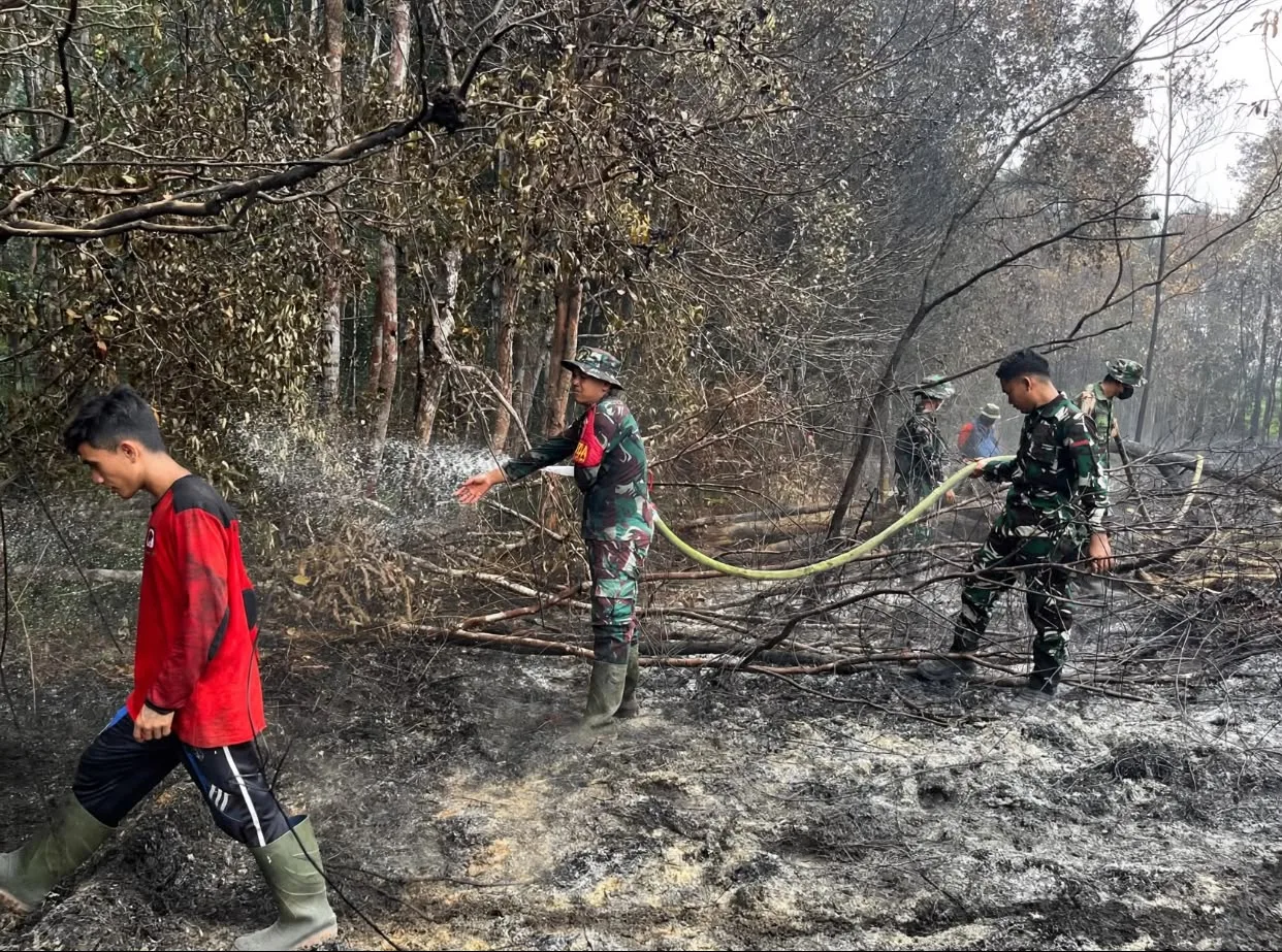Pantang Surut! Satgas Karhutla Kodim 1206/Psb Tembus Medan Sulit Padamkan Api di Sentabai