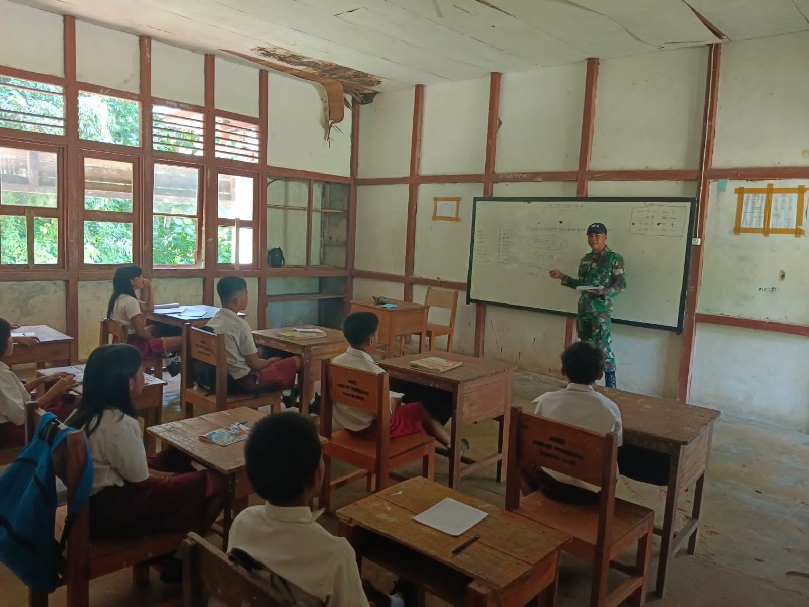 Personel Satgas Yonarmed 16 Menjadi Tenaga Pendidik di Perbatasan