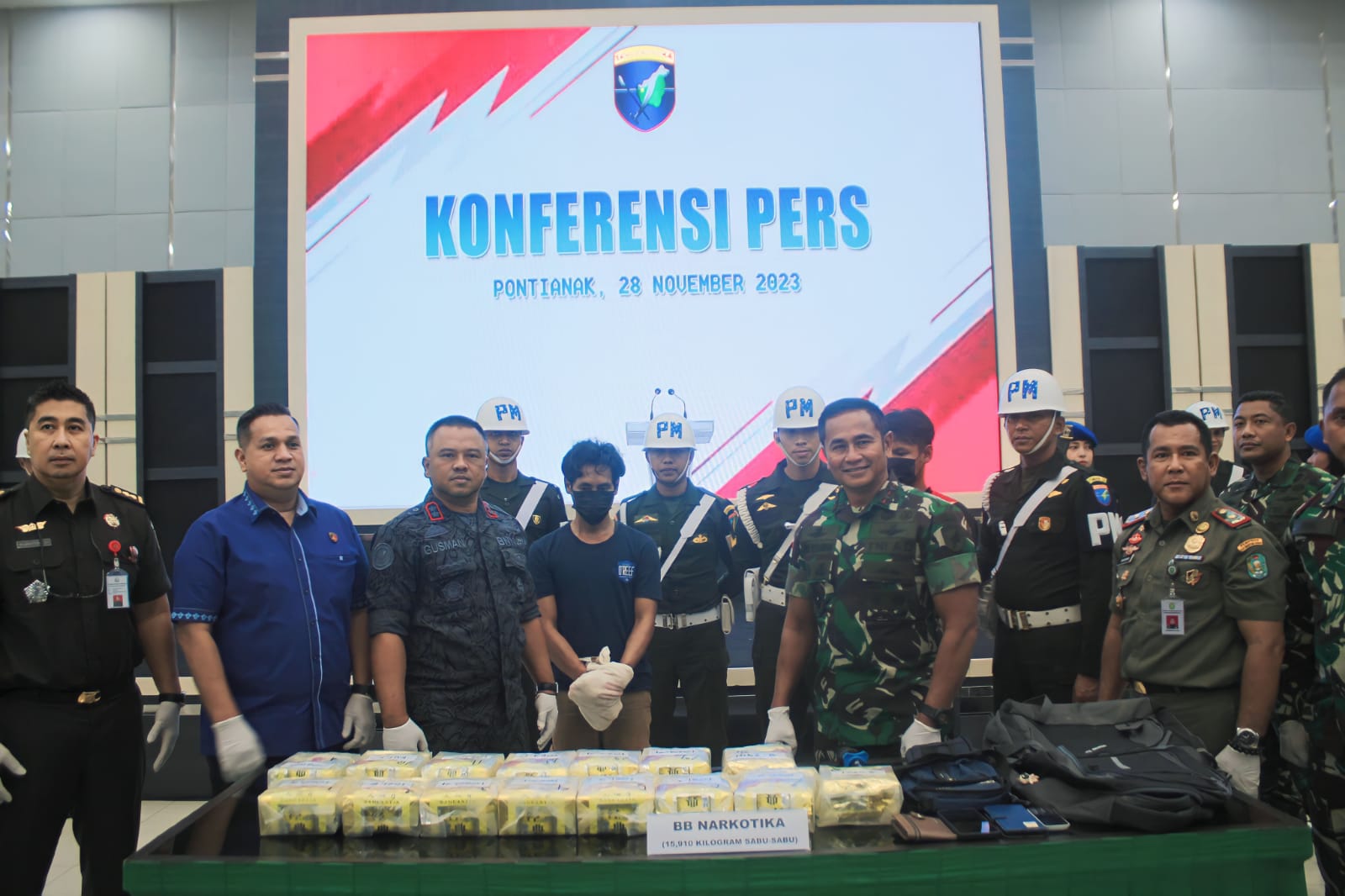 Pangdam XII/Tpr Serahkan Dua WNI Pelaku Penyelundupan 15,9 Kg Sabu Ke BNNP Kalbar