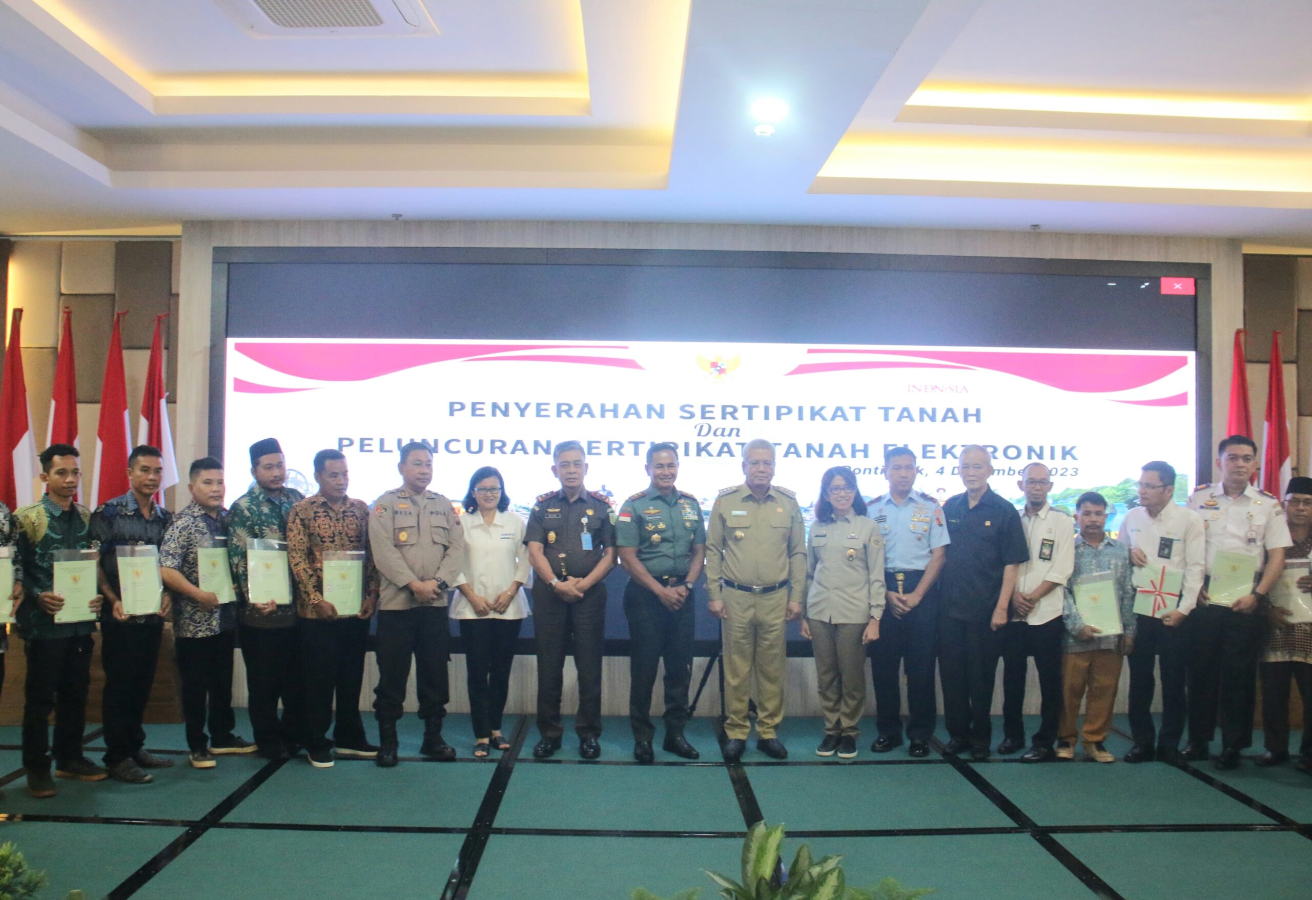Pangdam XII/Tpr Bersama Forkopimda Hadiri Penyerahan dan Peluncuran Sertifikat Elektronik oleh Presiden Secara Virtual
