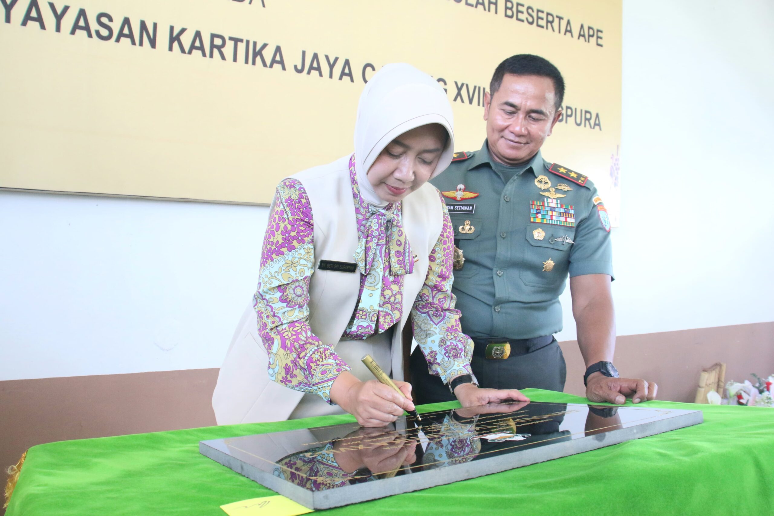 Pangdam XII/Tpr Dampingi Ketua Yayasan Kartika Jaya Cabang XVII Resmikan Pembangunan Sekolah TK Kartika XVII-2