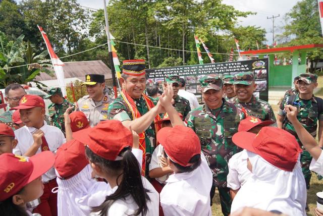 Pangdam Tanjungpura Dampingi Kunjungan Kerja Kasad ke Wilayah Perbatasan