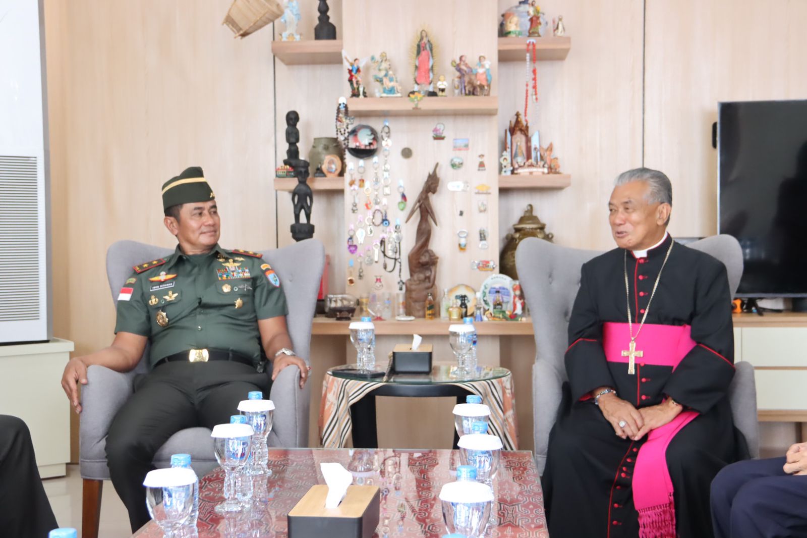Pererat Silaturahmi Dengan Tokoh Kalbar, Pangdam Tanjungpura Kunjungi Uskup Agung Pontianak dan Umi Hubabah