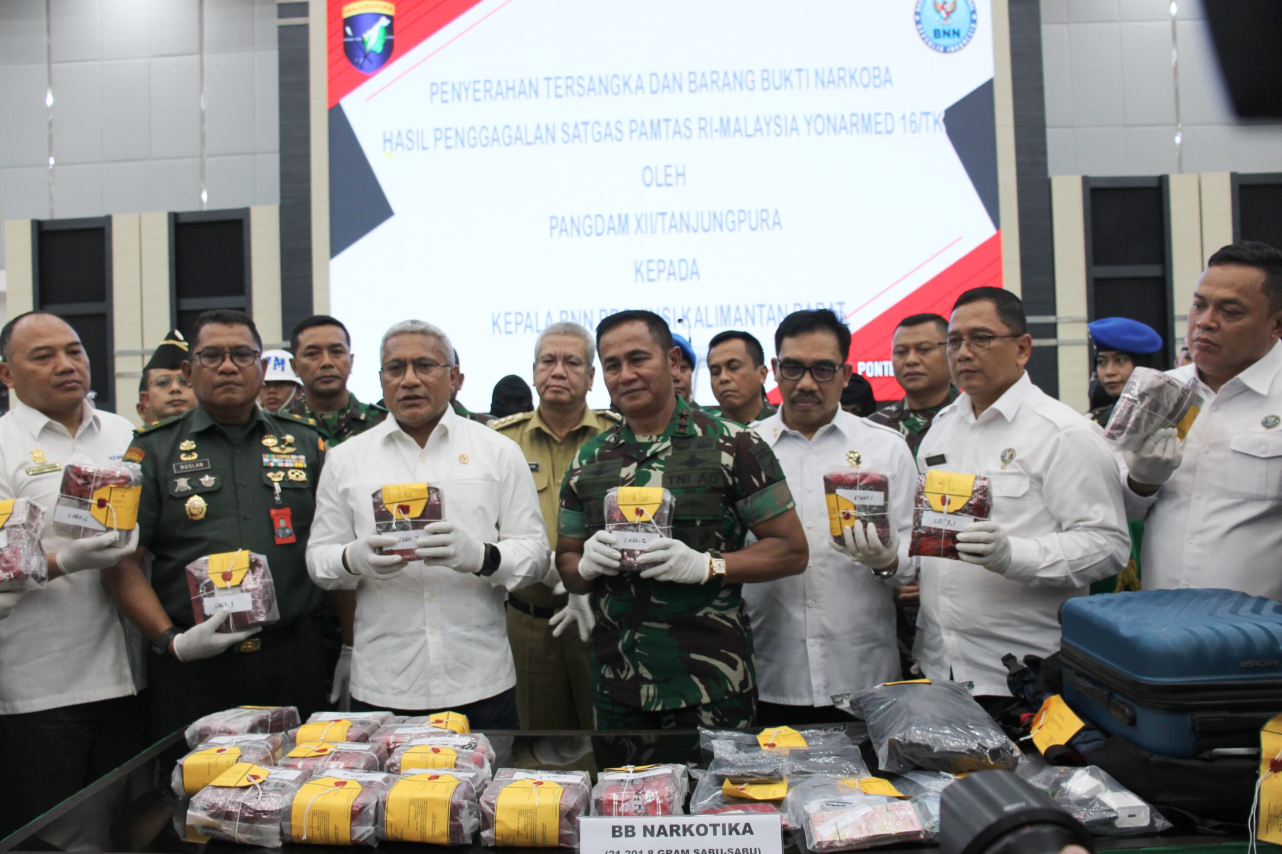 Pangdam XII/Tpr Serahkan Lima Tersangka dan Barang Bukti Sabu 21,2 Kilogram Kepada Kepala BNN RI