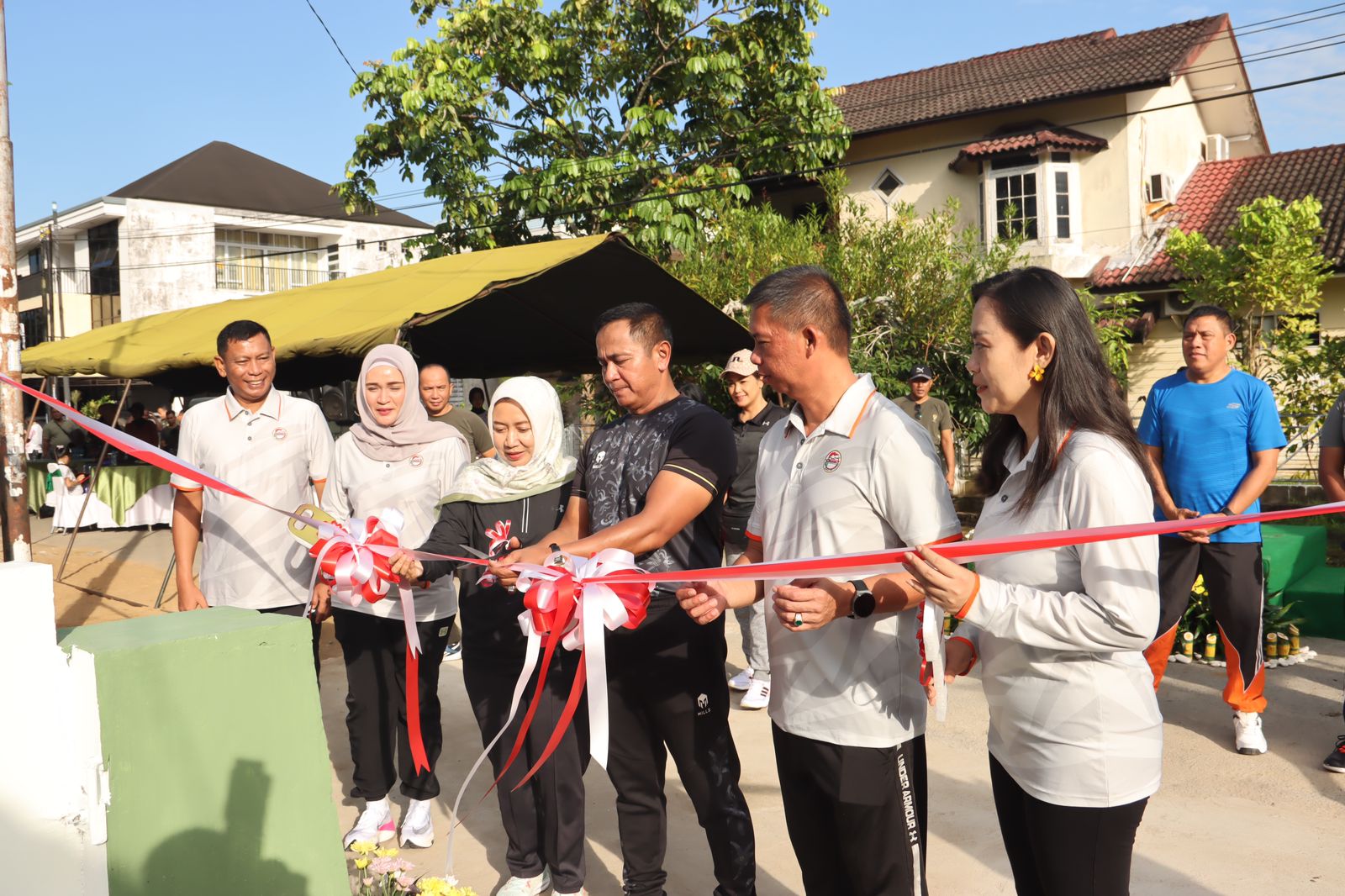 Pangdam Tanjungpura Serahkan Kunci Dua Unit Rumah Kabalakdam XII/Tpr Hasil Renovasi Swadaya