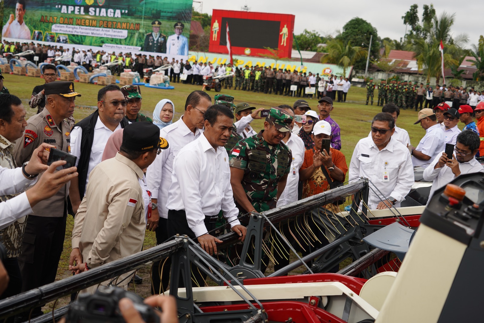 Hadiri Apel Brigade Alsintan di Kalteng, Pangdam Tanjungpura Terima Bantuan Dari Mentan RI