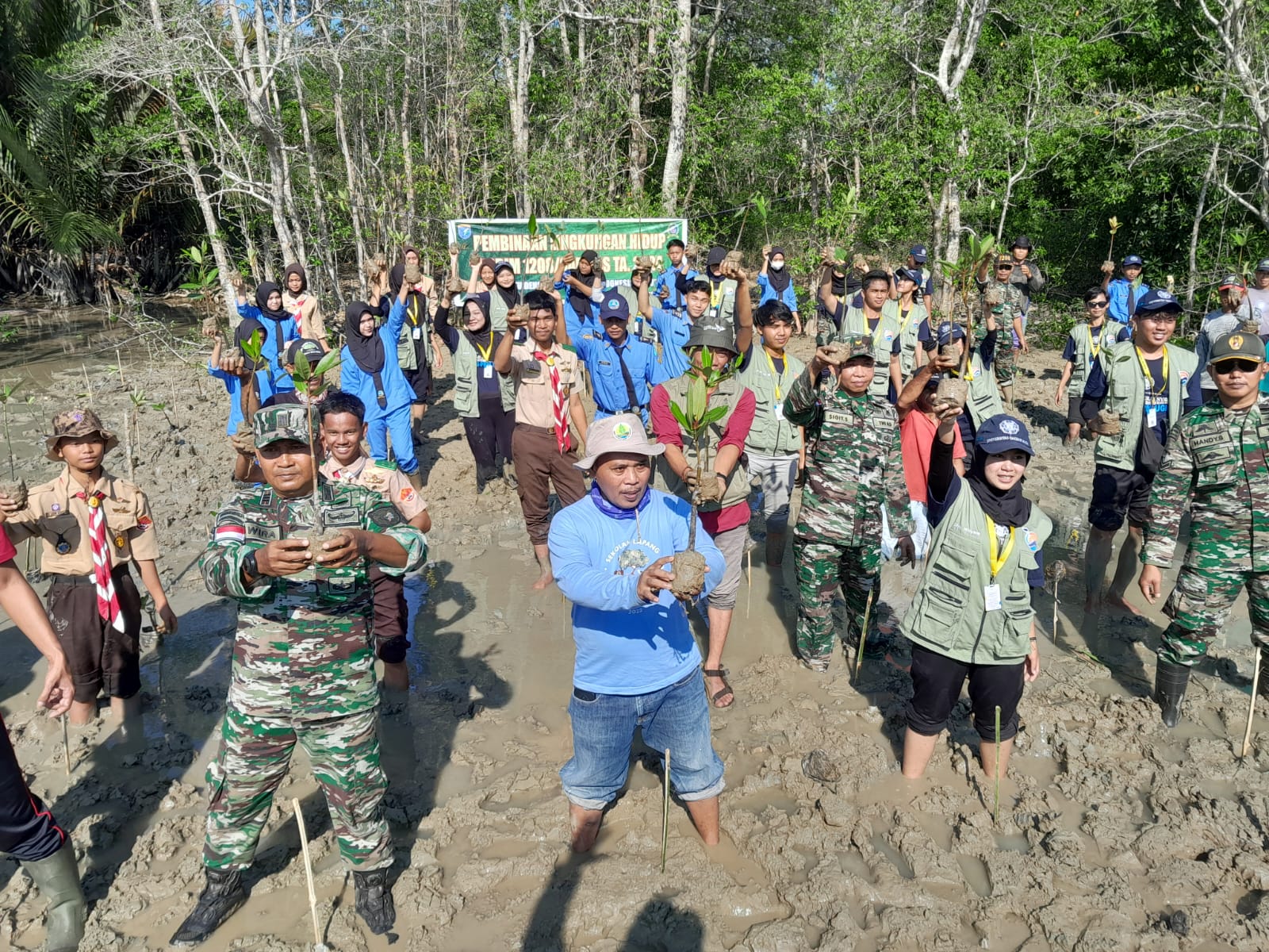 Manfaatkan Moment Day For The Conservation Of The Mangrove Ecosystem, Danramil 08/Paloh Tanam Bibit Mangrove Bersama Masyarakat