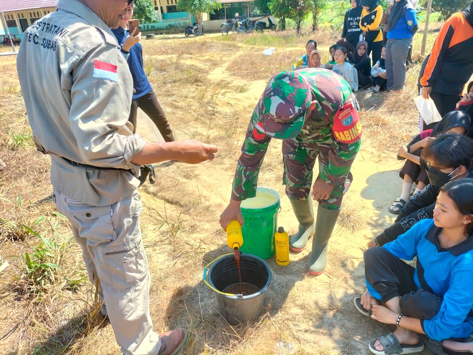 Babinsa Kodim 1208/Sambas Dampingi Badan Penyuluh Pertanian Membuat Pupuk Organik dari Limbah Sawit