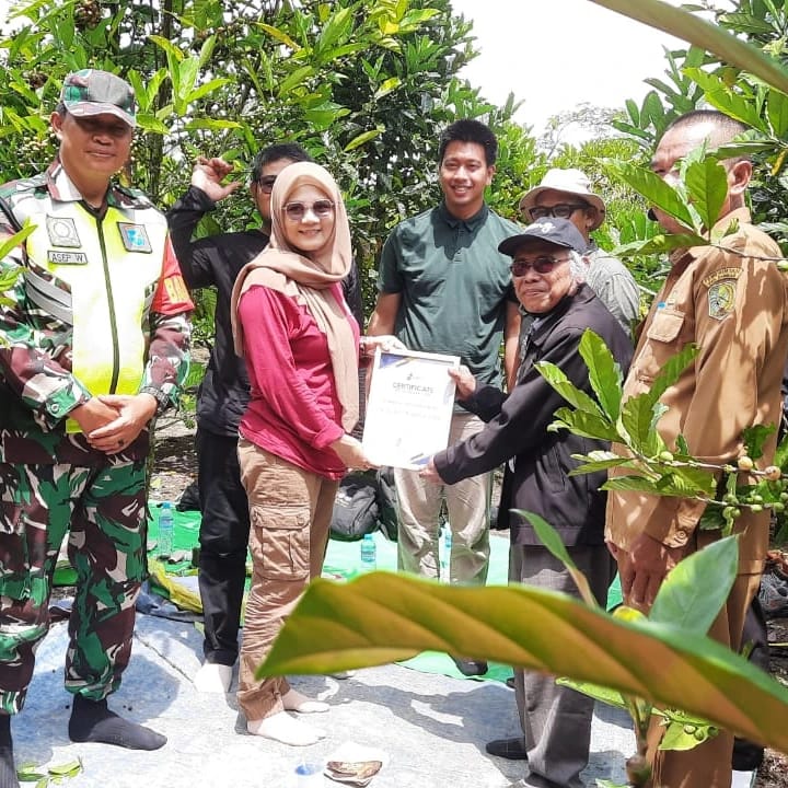 Babinsa Sekuduk Dampingi Petani Laksanakan Pelatihan Budidaya Kopi Liberika