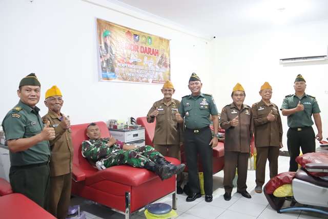 Personel Babinminvetcaddam XII/Tpr Ikuti Donor Darah Dalam Rangka HUT Veteran Nasional