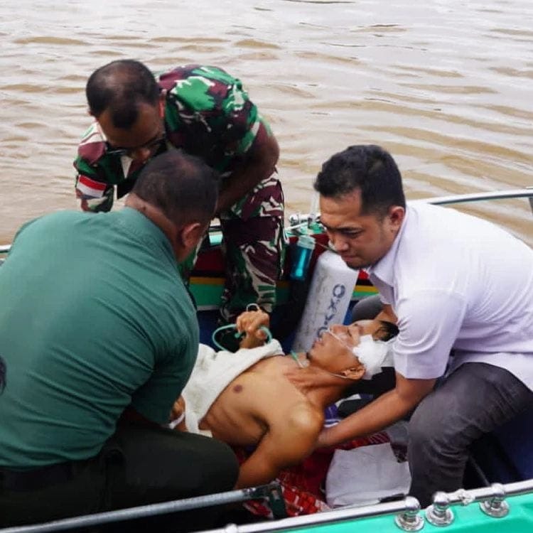 Prajurit Kodim Sintang Sigap Bantu Evakuasi Korban Kecelakaan Kerja