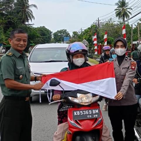 Semarakkan HUT RI ke-79, Prajurit Kodim Mempawah Bagikan Bendera Merah Putih Kepada Masyarakat