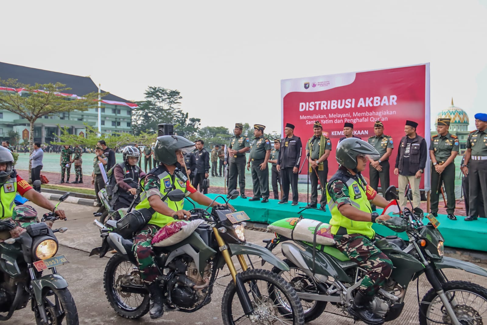 Pangdam XII/Tpr Lepas Distribusi Akbar Bantuan Beras Untuk Pondok Pesantren dan Anak Yatim