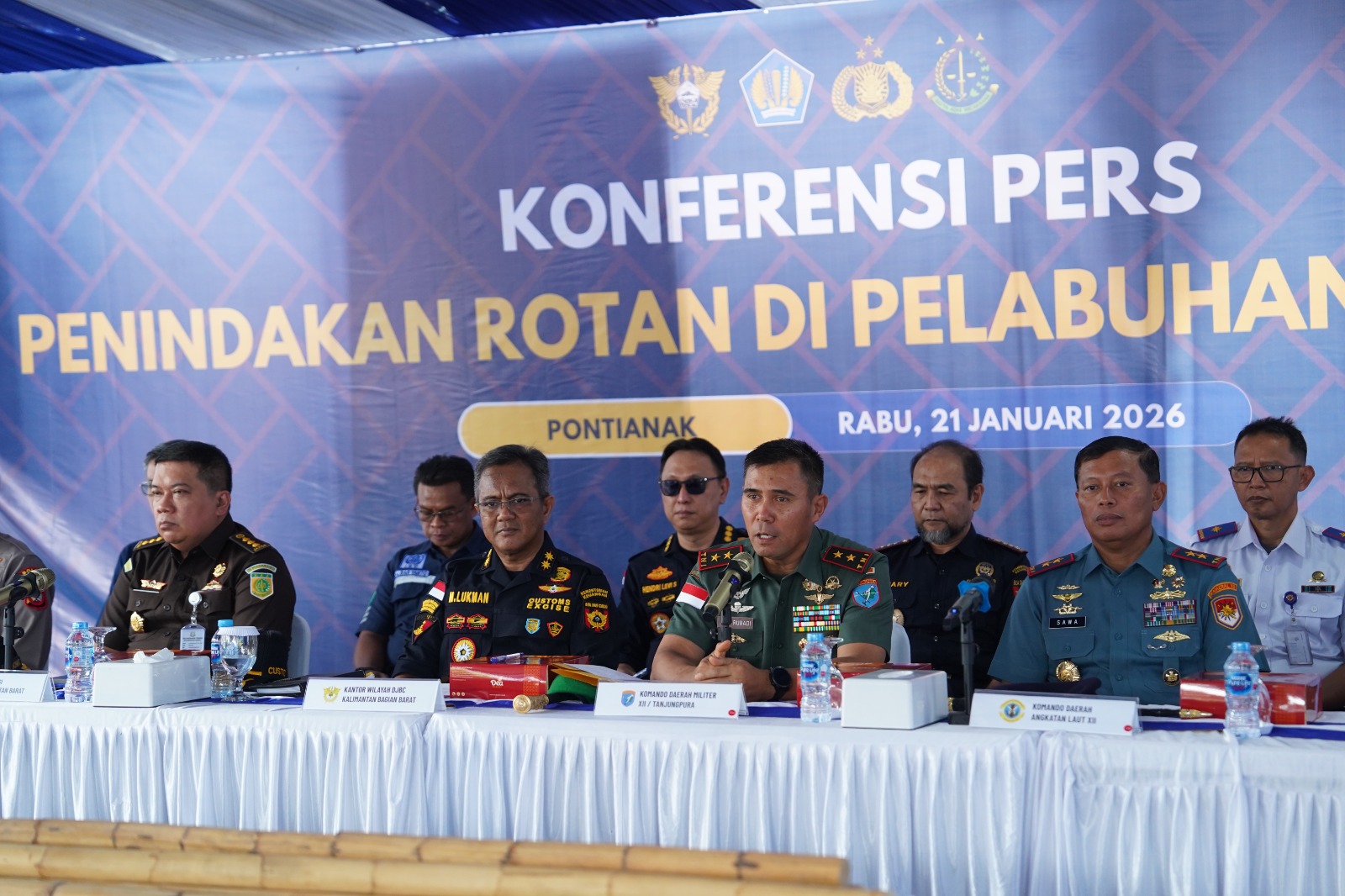 Hadir di Konferensi Pers Penindakan Rotan, Pangdam XII/Tpr Tegaskan Tak Ada Toleransi Bagi Penyelundupan Ilegal