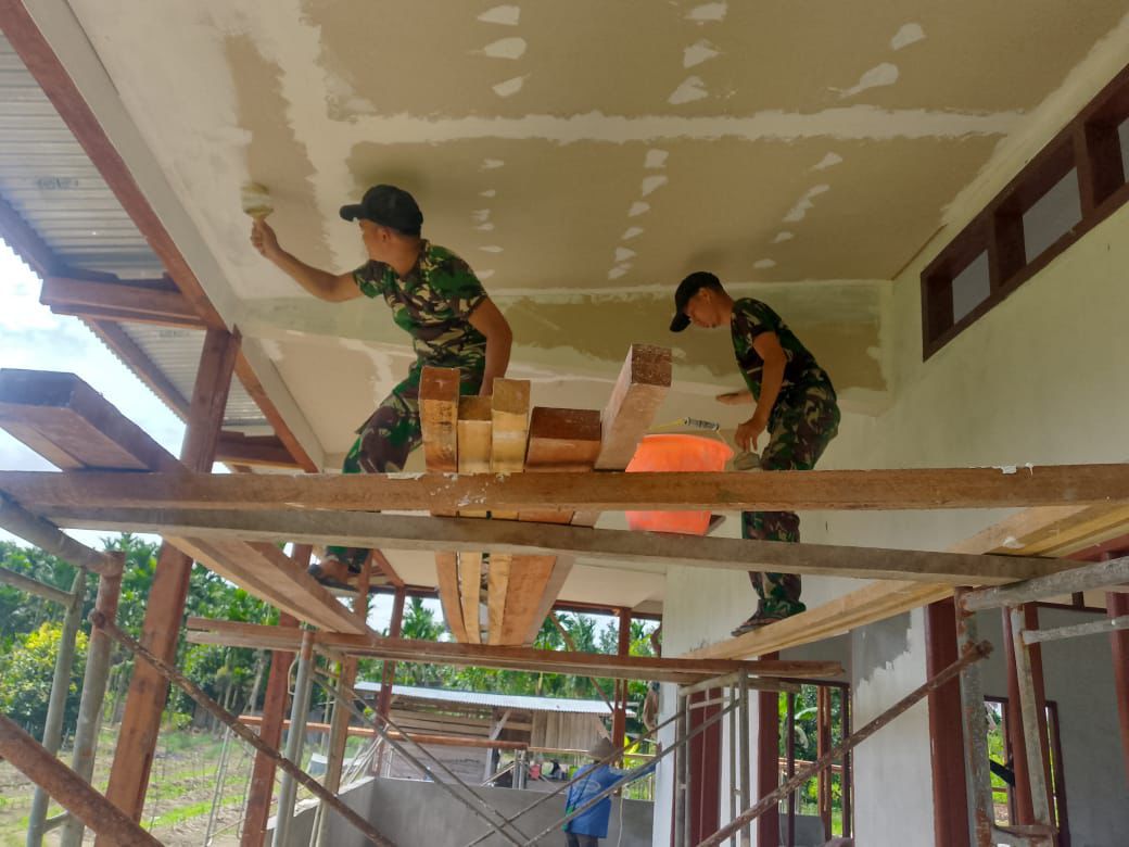 Semangat Gotong-royong, Satgas Yonif 643/Wns Bantu Melanjutkan Renovasi Masjid