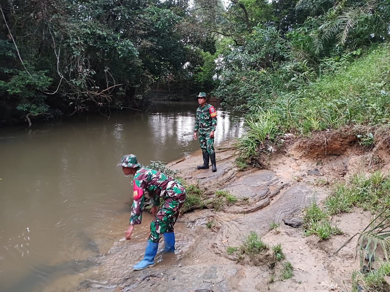 Waspada Cuaca Ekstrem, Babinsa Puring Kencana Pantau Titik Rawan Banjir