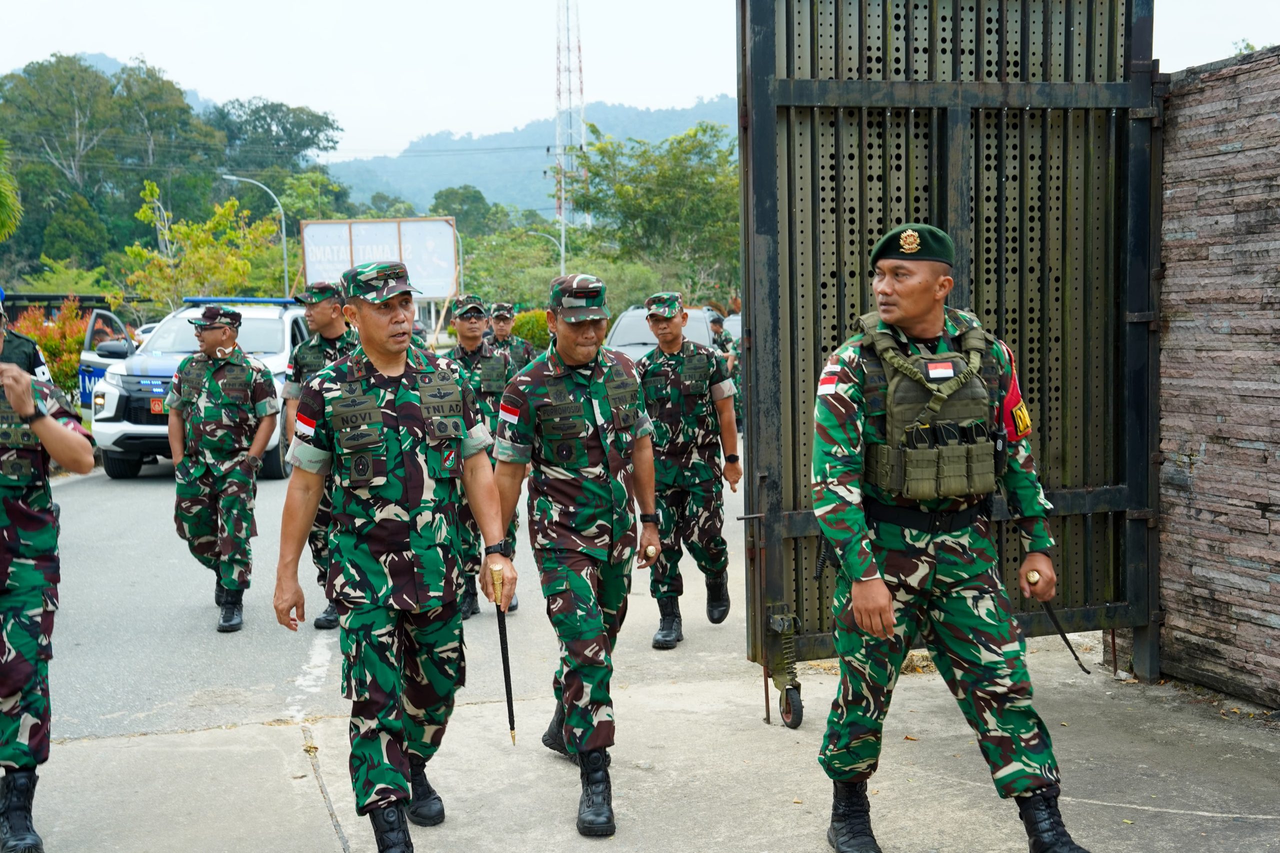 Pangdam XII/Tpr Pantau Perbatasan: Pastikan PLBN Aruk Aman dan Kondusif