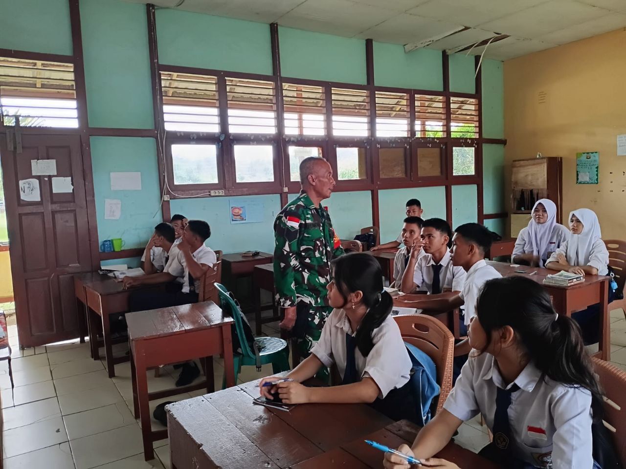 Perkuat Nasionalisme di Tapal Batas, Babinsa Puring Kencana ‘Bakar’ Semangat Siswa SMPN 01 Sui Antu