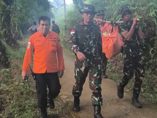 Tembus Medan Ekstrem Bukit Puntak, TNI dan Tim SAR Gabungan Berhasil Evakuasi Korban Helikopter PK-CFX di Sekadau