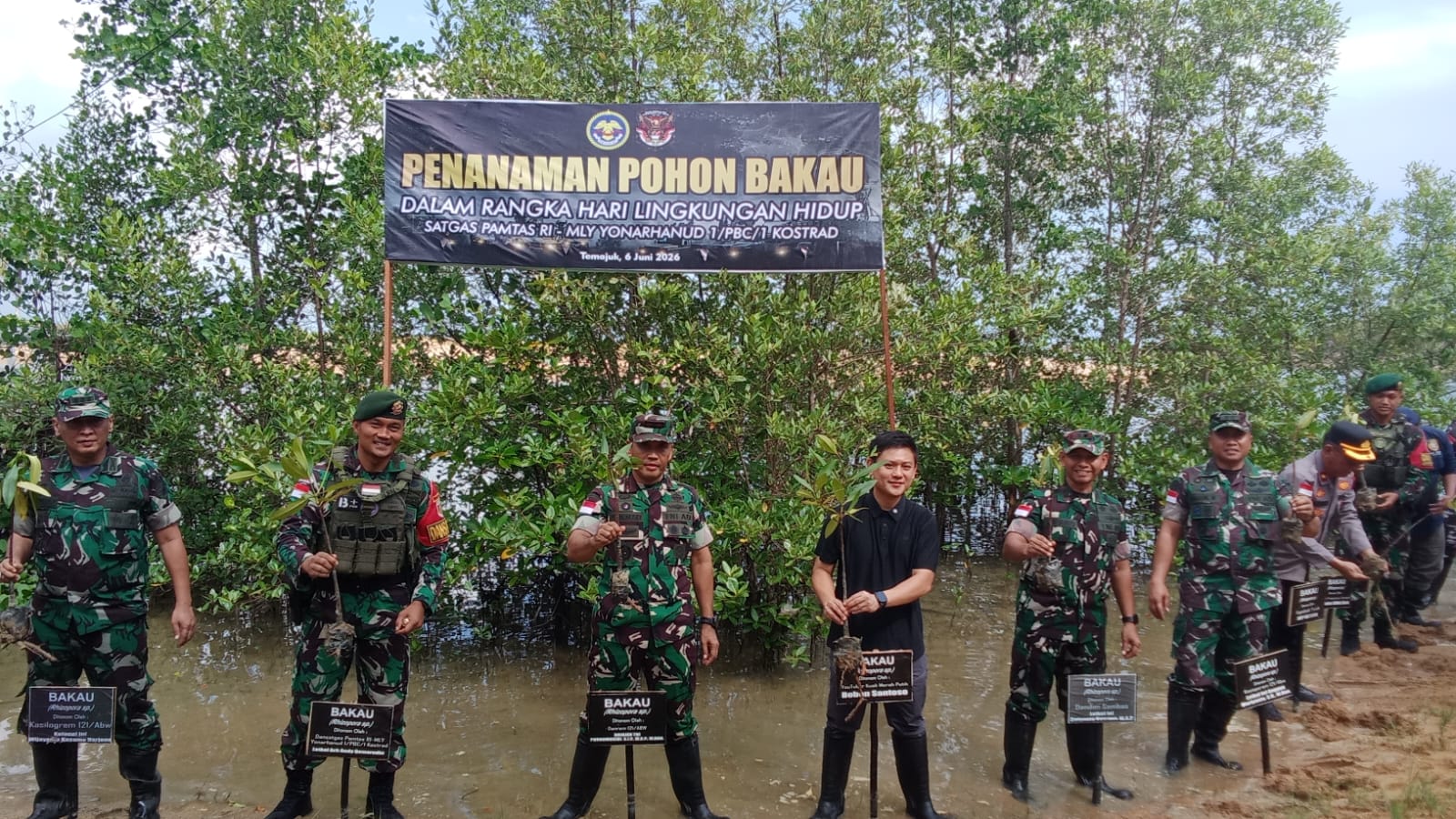 Bersama Content Creator Bobon Santoso, Danrem 121Abw Pimpin Aksi Tanam Mangrove dan Lepas Tukik di Pesisir Paloh Sambas
