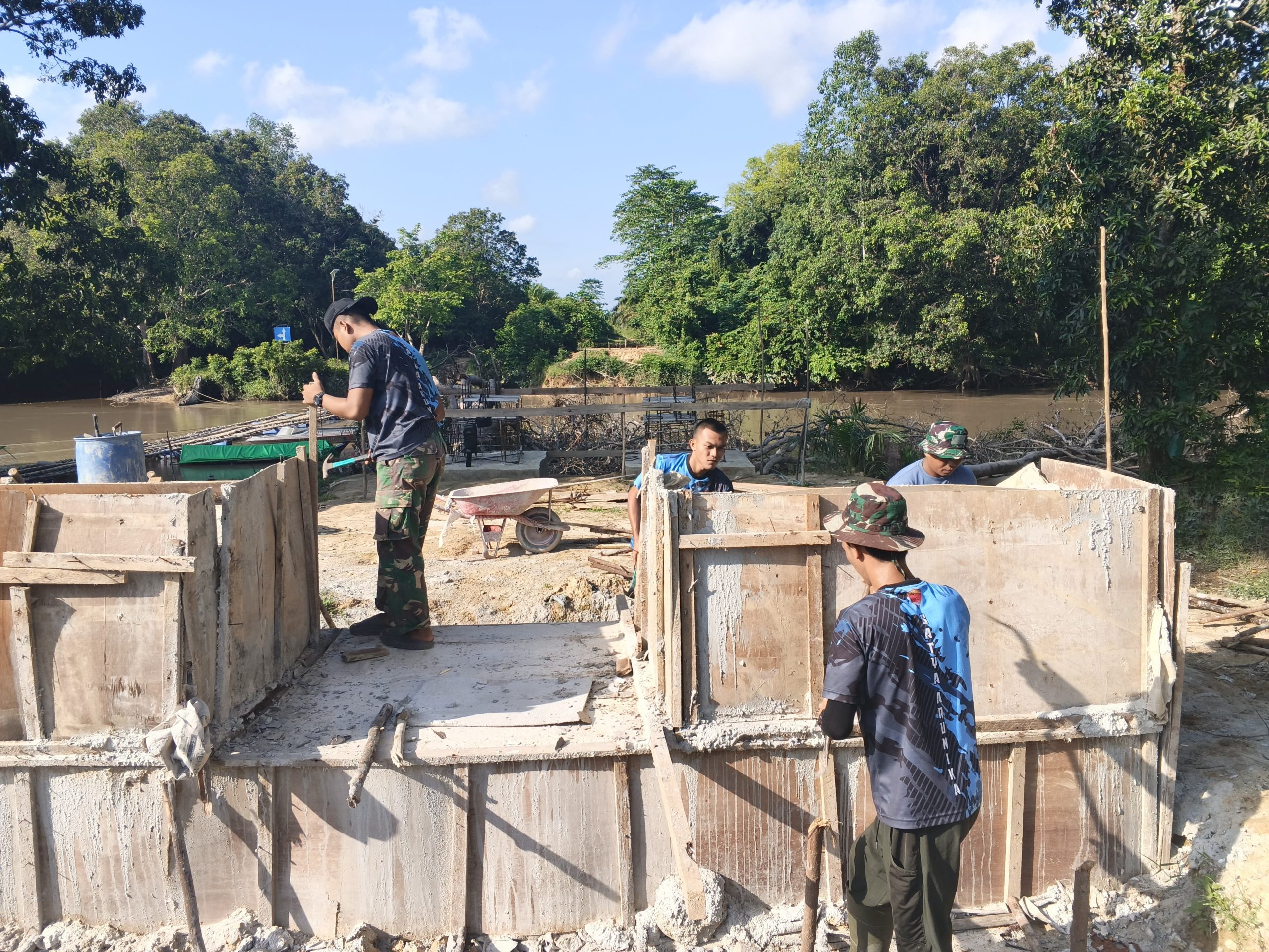 Kodim 1203/Ktp Pacu Pembangunan Jembatan Garuda