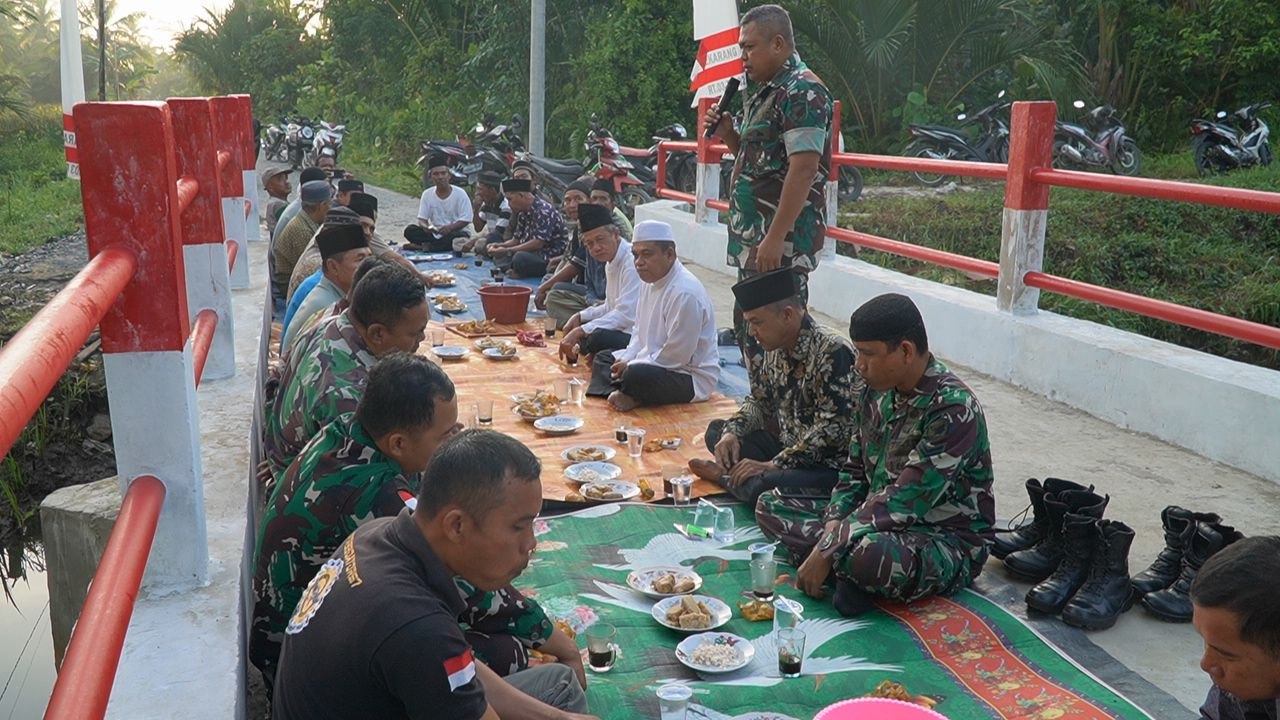 Jembatan Perintis Garuda Rampung, Danramil Tebas Hadiri Tradisi Adat ‘Bepapas’ Bersama Warga Sambas