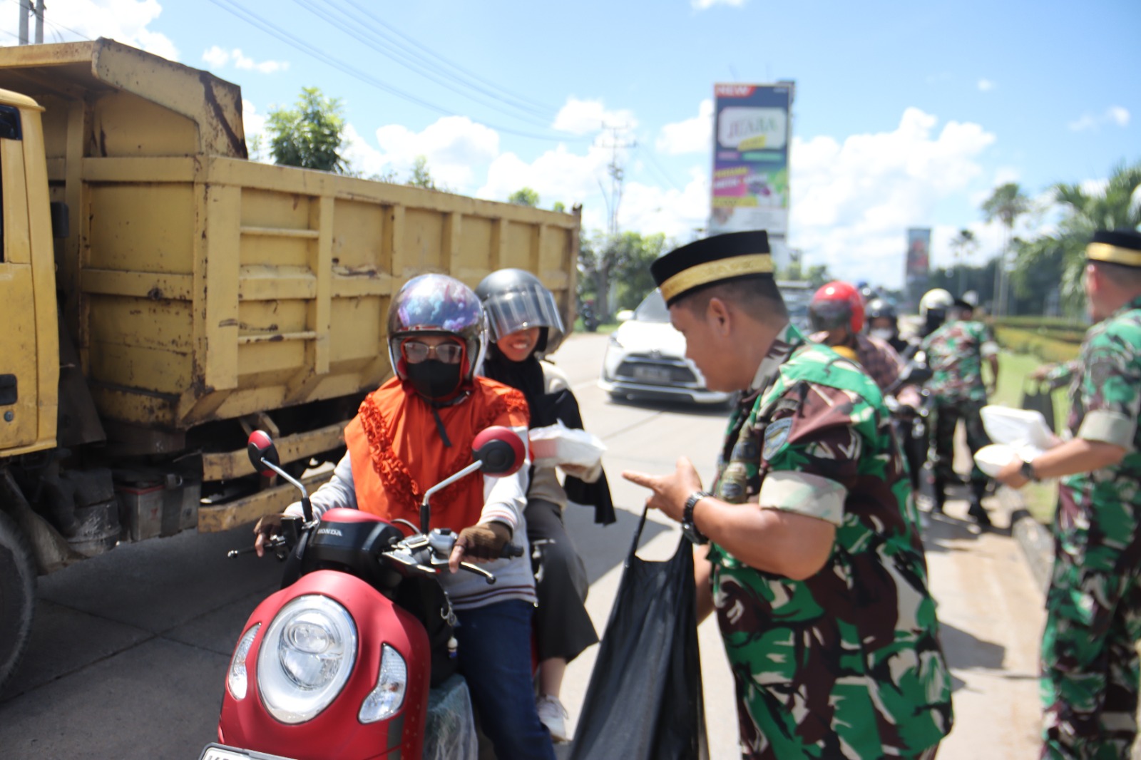 Tebar Kebaikan, Kodam XII/Tpr Kembali Gelar Aksi “Jumat Berkah”