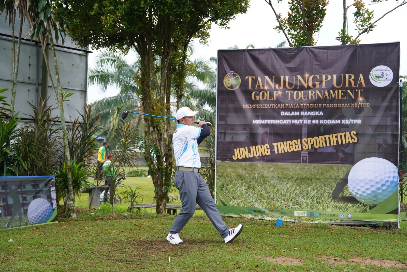 Meriahkan HUT ke-68 dan Pererat Silaturahmi, Pangdam XIITpr Buka dan Ikuti Tanjungpura Golf Tournament 2026