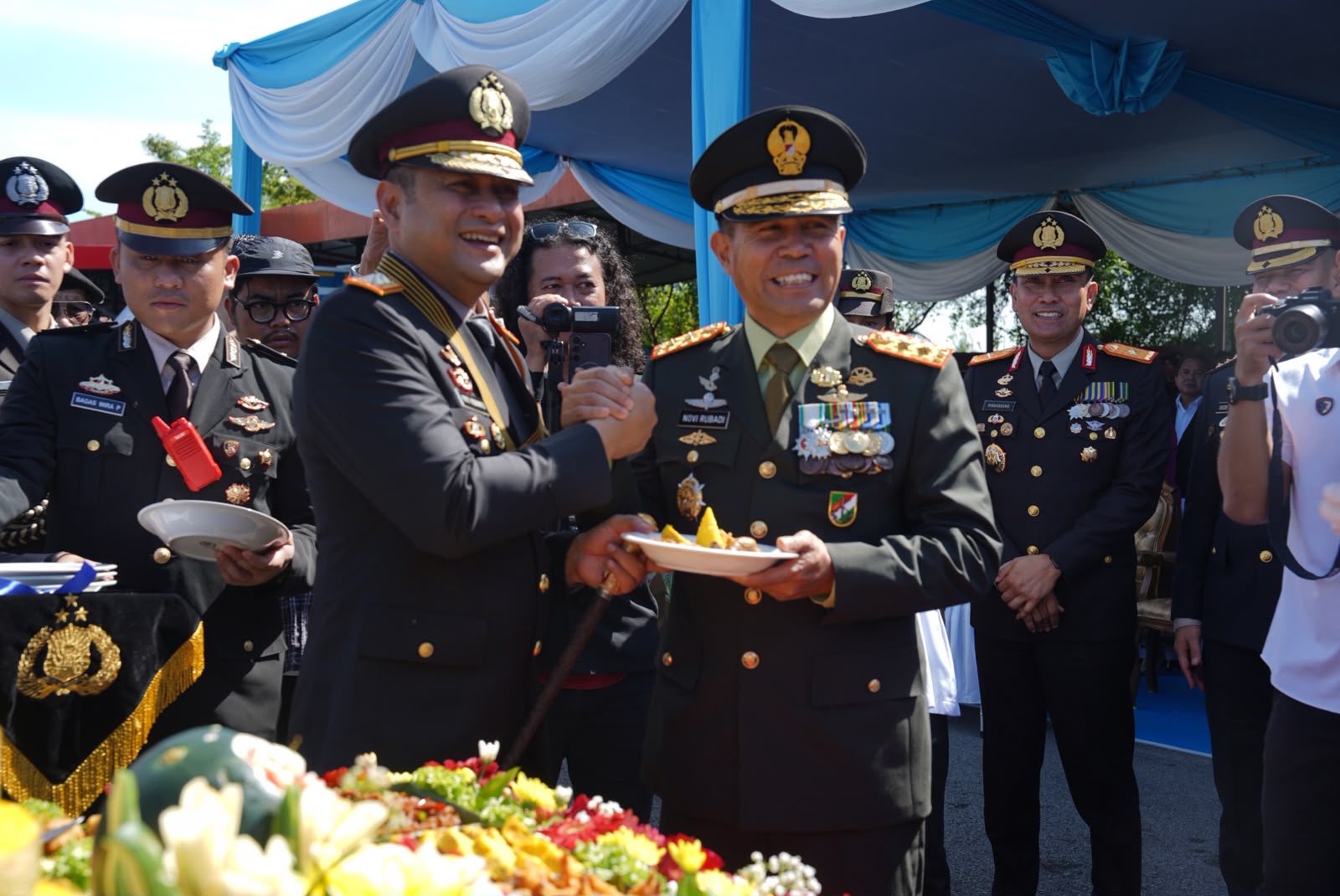 Sinergitas Tanpa Batas, Pangdam XIITpr Beri Kejutan Tumpeng di HUT ke-80 Bhayangkara