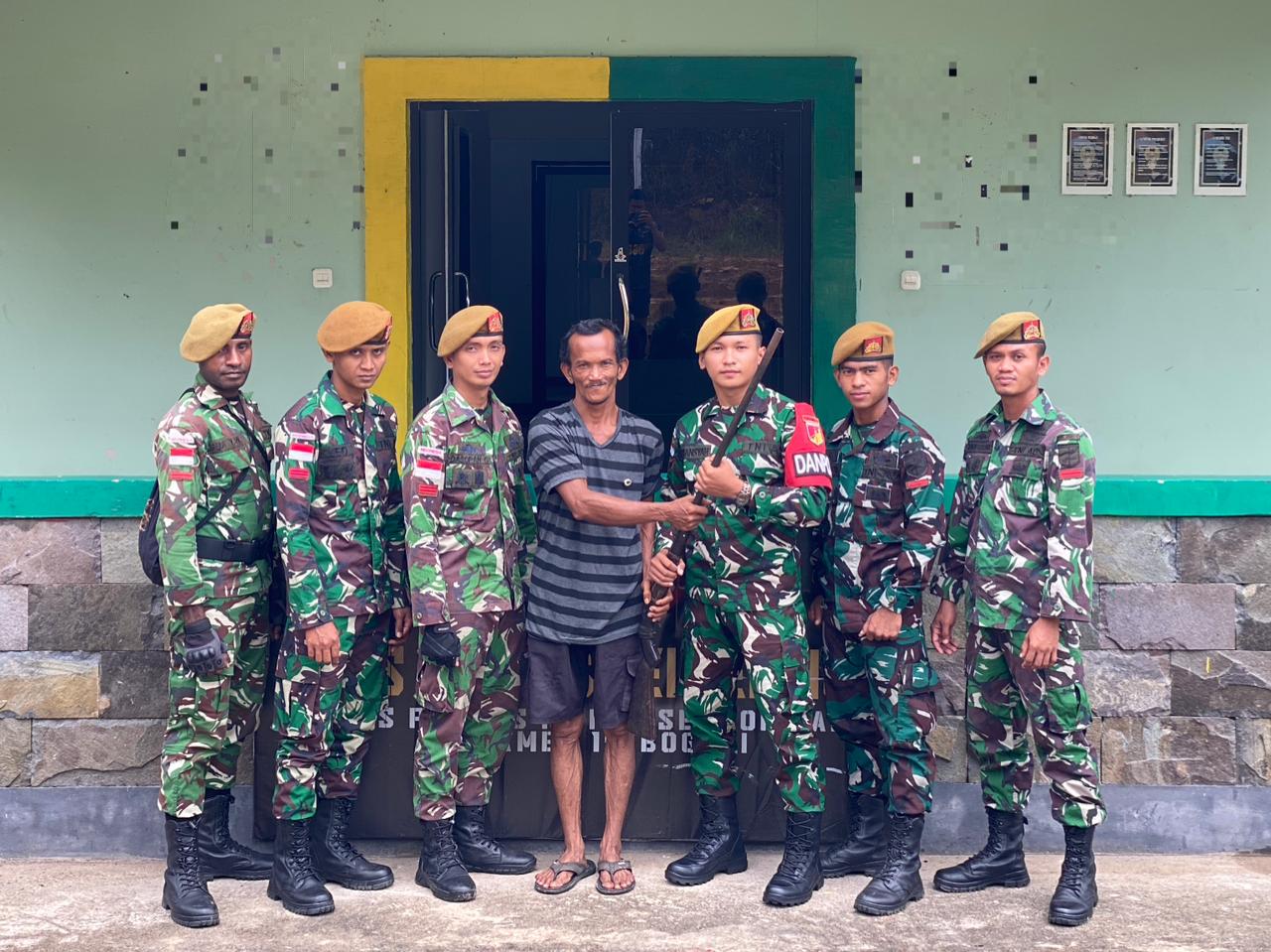 Pendekatan Humanis Berbuah Kepercayaan: Warga Perbatasan Sukarela Serahkan Senjata Api Rakitan ke Satgas Yonarmed 19/Bogani