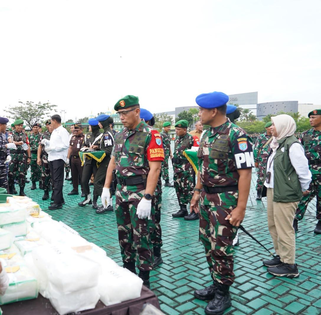 Pangdam XII/Tpr Pimpin Pelepasan Purna Tugas Satgas Pamtas RI-Malaysia dan Pemusnahan Barang Bukti Ilegal