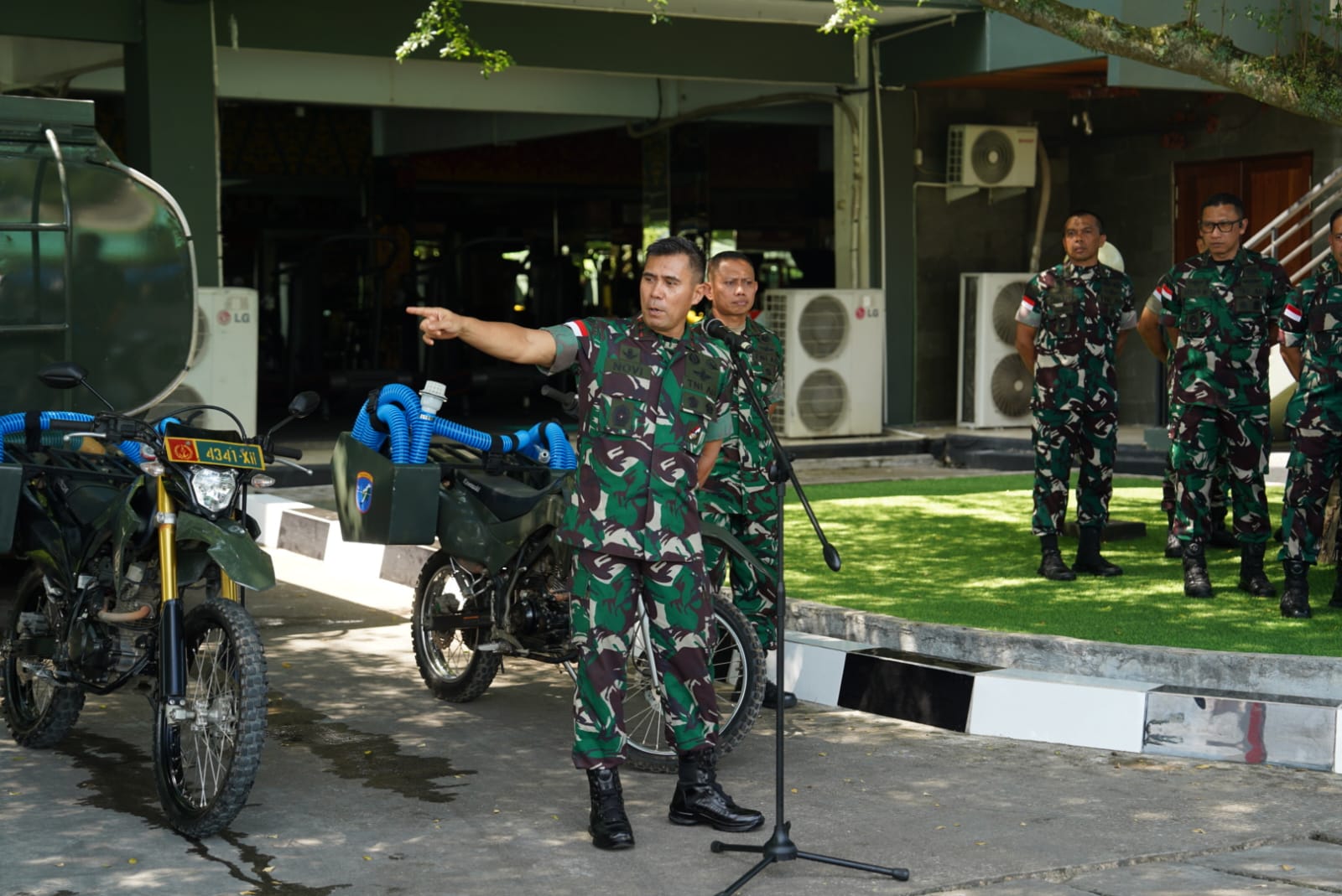 Pangdam XII/Tpr Serahkan Alat Pemadam Modifikasi Sepeda Motor untuk Atasi Karhutla
