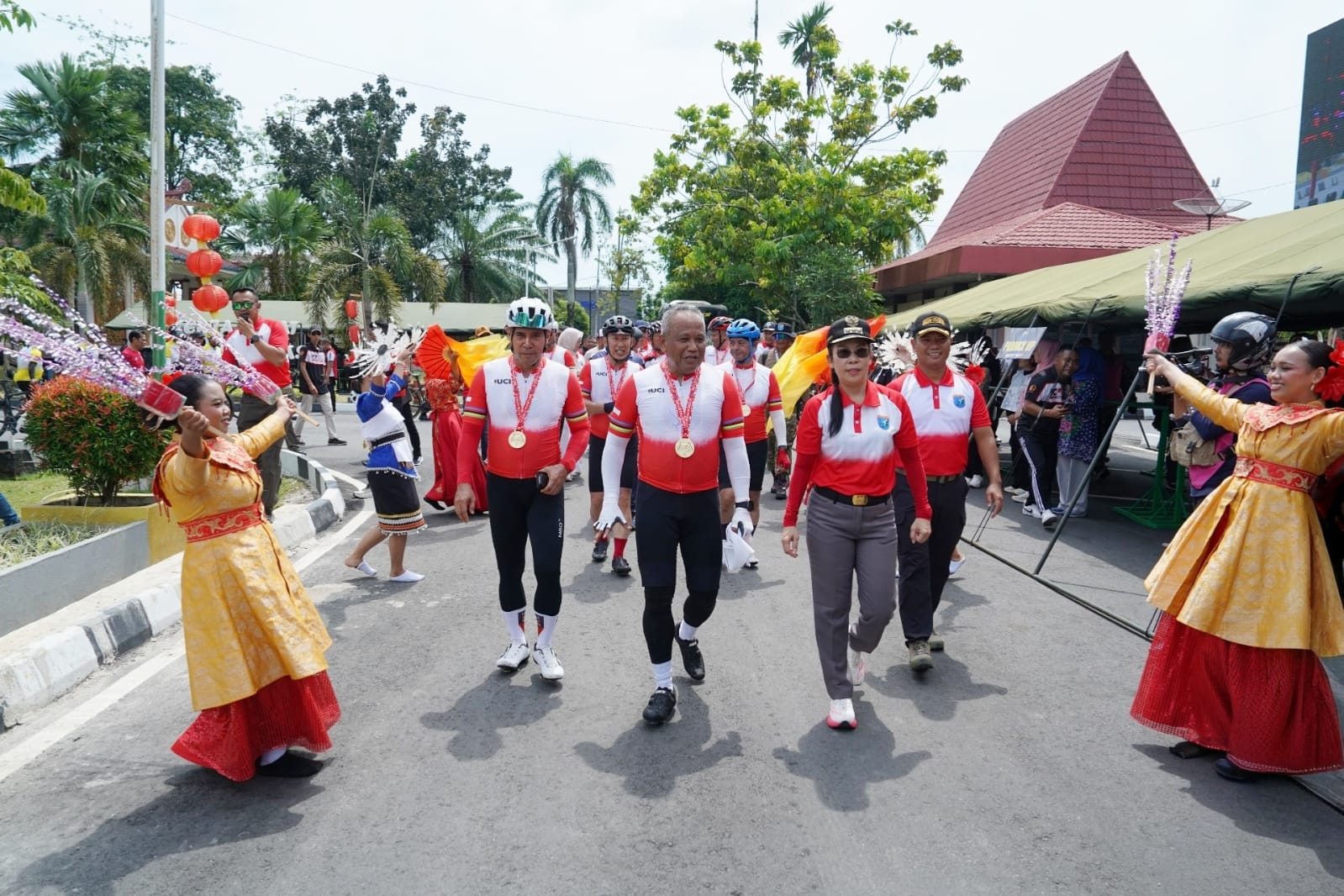 Satu Kayuhan Jalin Kebersamaan: Kodam XII/Tpr Sukses Gelar Tour De Singkawang