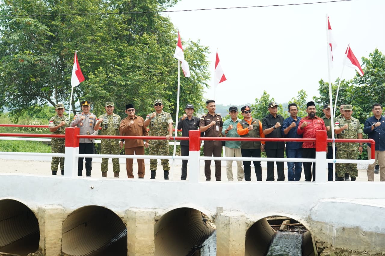 Pangdam XII/Tpr Hadiri Peresmian 3.395 Jembatan TNI-Polri dan 3000 Titik Air Bersih TNI AD Secara Virtual di Sambas