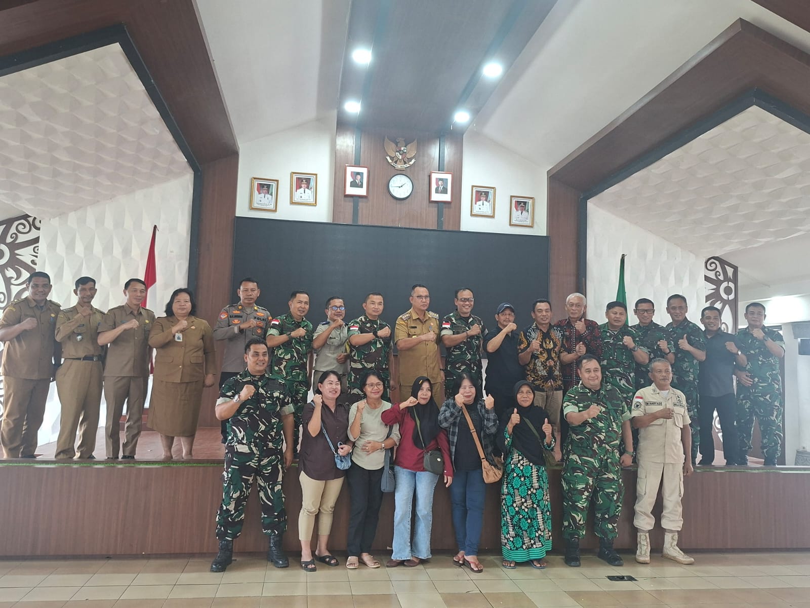 Kedepankan Pendekatan Humanis, Danrem 121/Abw Pimpin Mediasi Penyelesaian Aset Lahan TNI AD di Pasar Sanggau Ledo